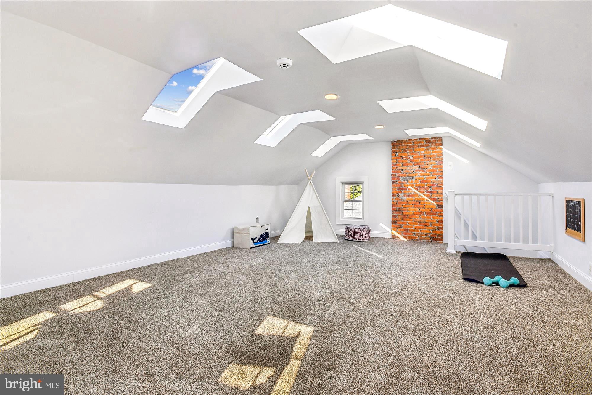 TEN HILLS - Residential