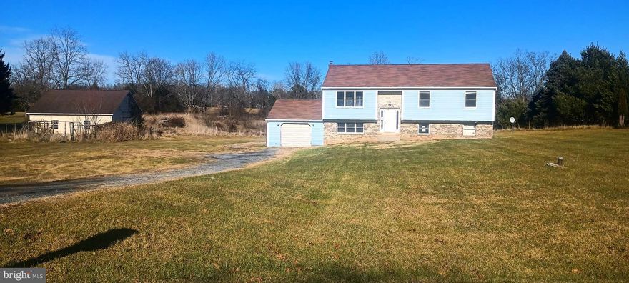4-bedroom, 3 full bath split foyer home in the Oakleigh Subdivision situated on 3 acres of land. This home is in need of a major rehab and will only go cash, no financing. *** It appears that the electric to home has been cut- please DO NOT touch the breaker box.
*** This property is being sold AS-IS. SELLER WILL MAKE NO REPAIRS, BUYER TO VERIFY ALL INFORMATION, BUYER IS RESPONSIBLE FOR ALL INSPECTIONS. *** Proof of funds MUST accompany every offer.
**HIGHEST AND BEST Offers must be submitted by noon on 12/18/2023.