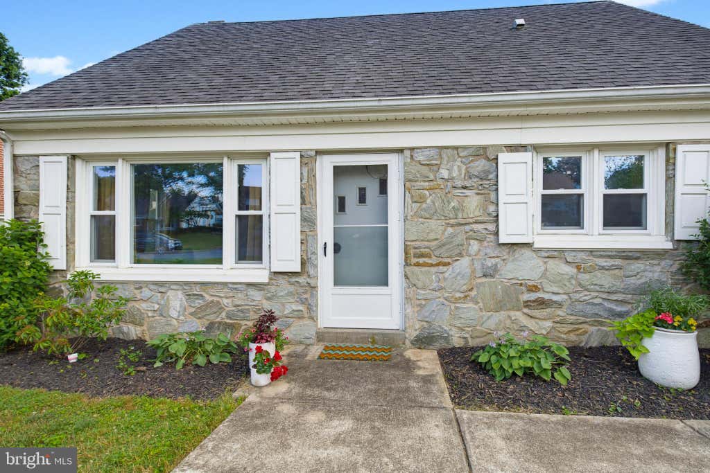 Photo of 1316 Meadowcreek Lane, LANCASTER, PA 17603 (MLS # PALA2091214)