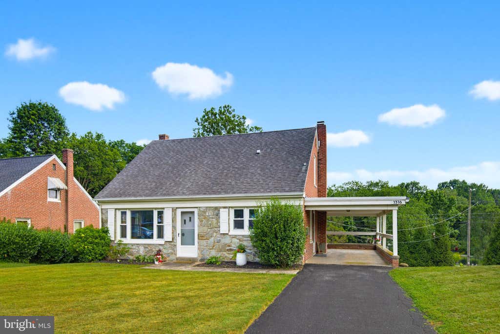 Photo of 1316 Meadowcreek Lane, LANCASTER, PA 17603 (MLS # PALA2091214)