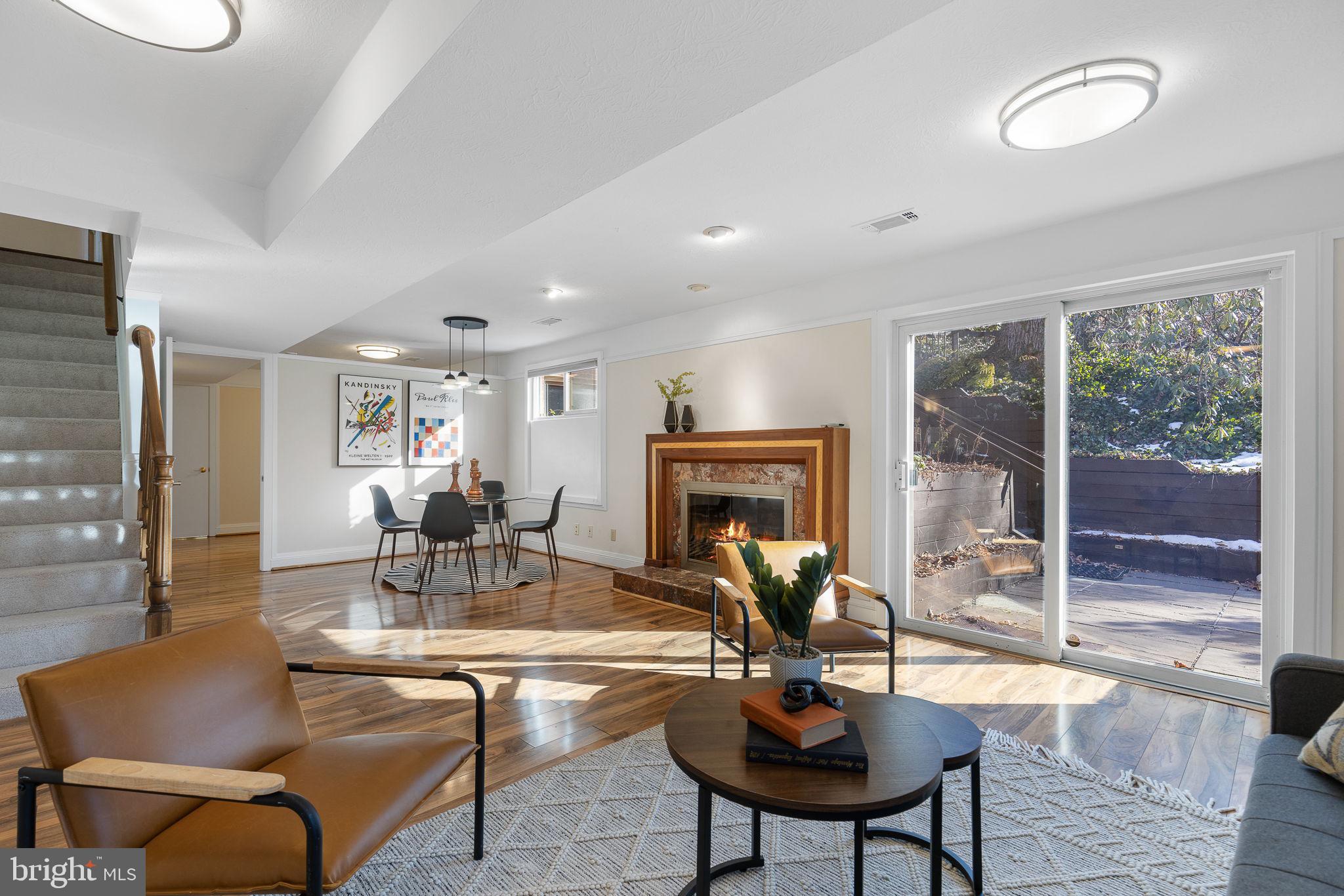 LAKE BARCROFT - Residential