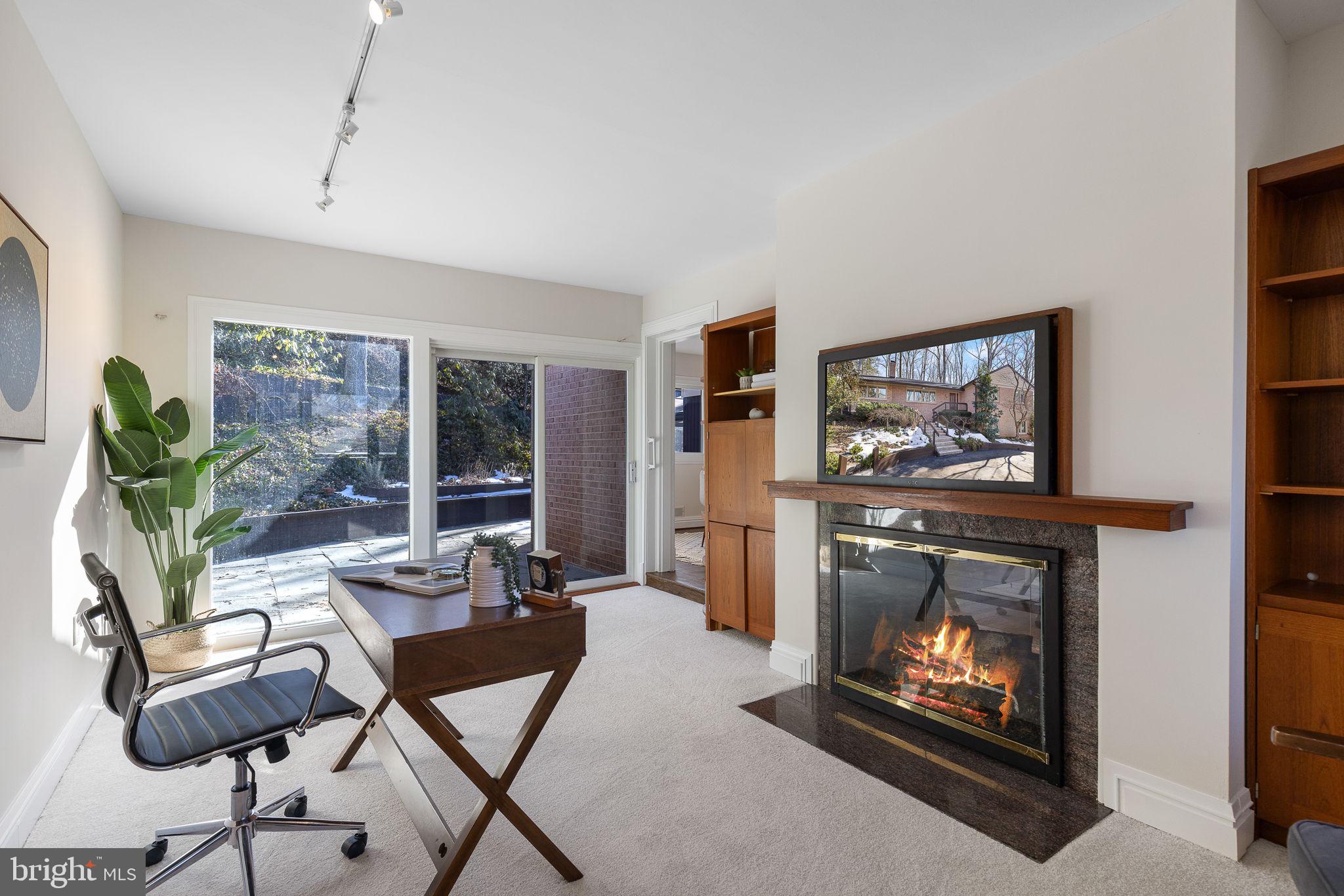 LAKE BARCROFT - Residential