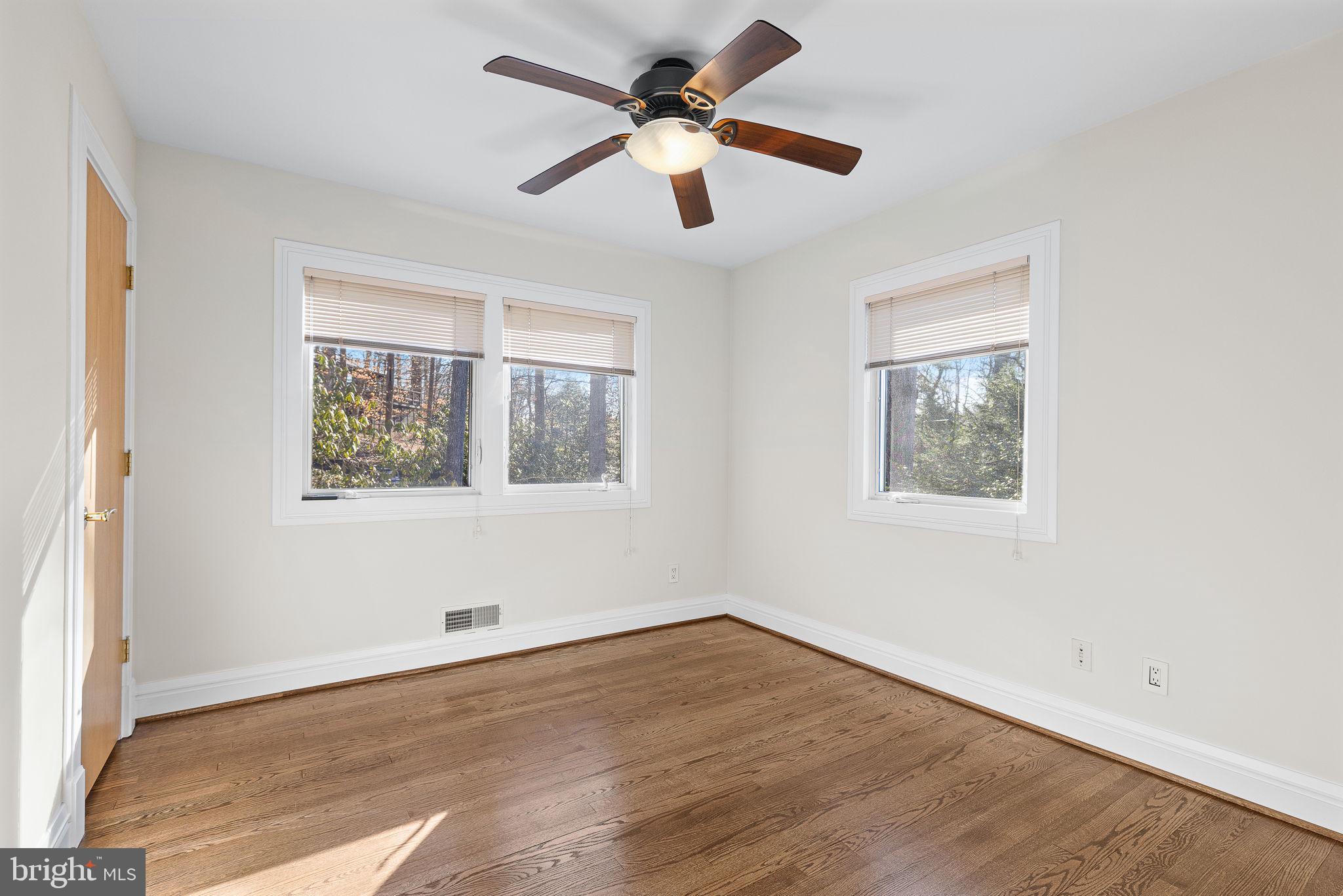 LAKE BARCROFT - Residential