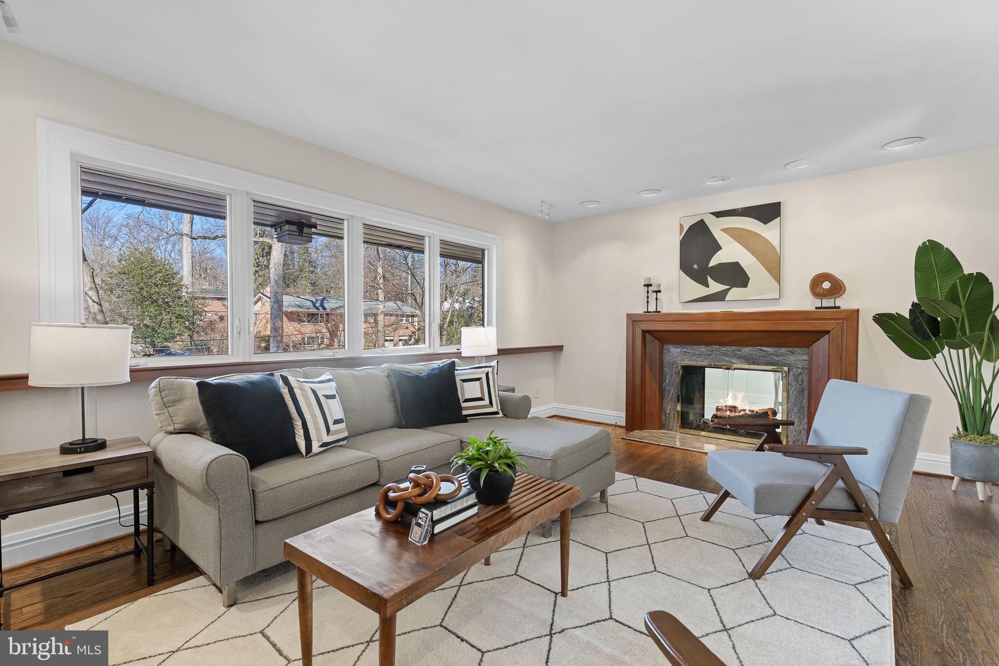 LAKE BARCROFT - Residential