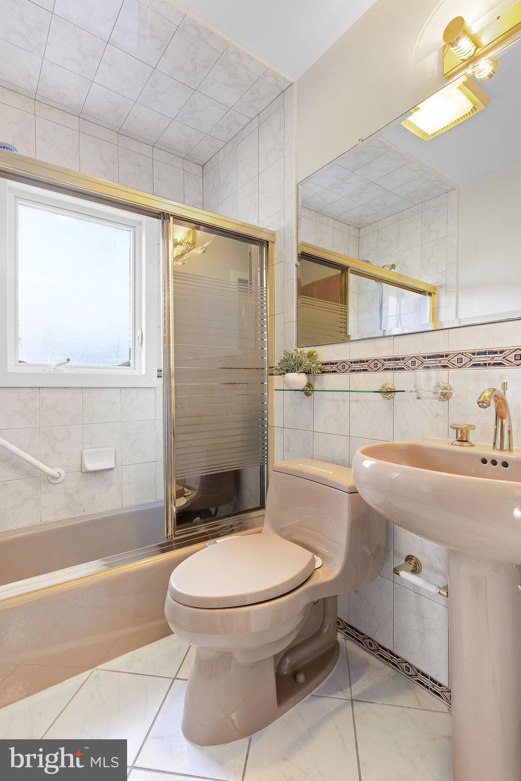 LAKE BARCROFT - Residential