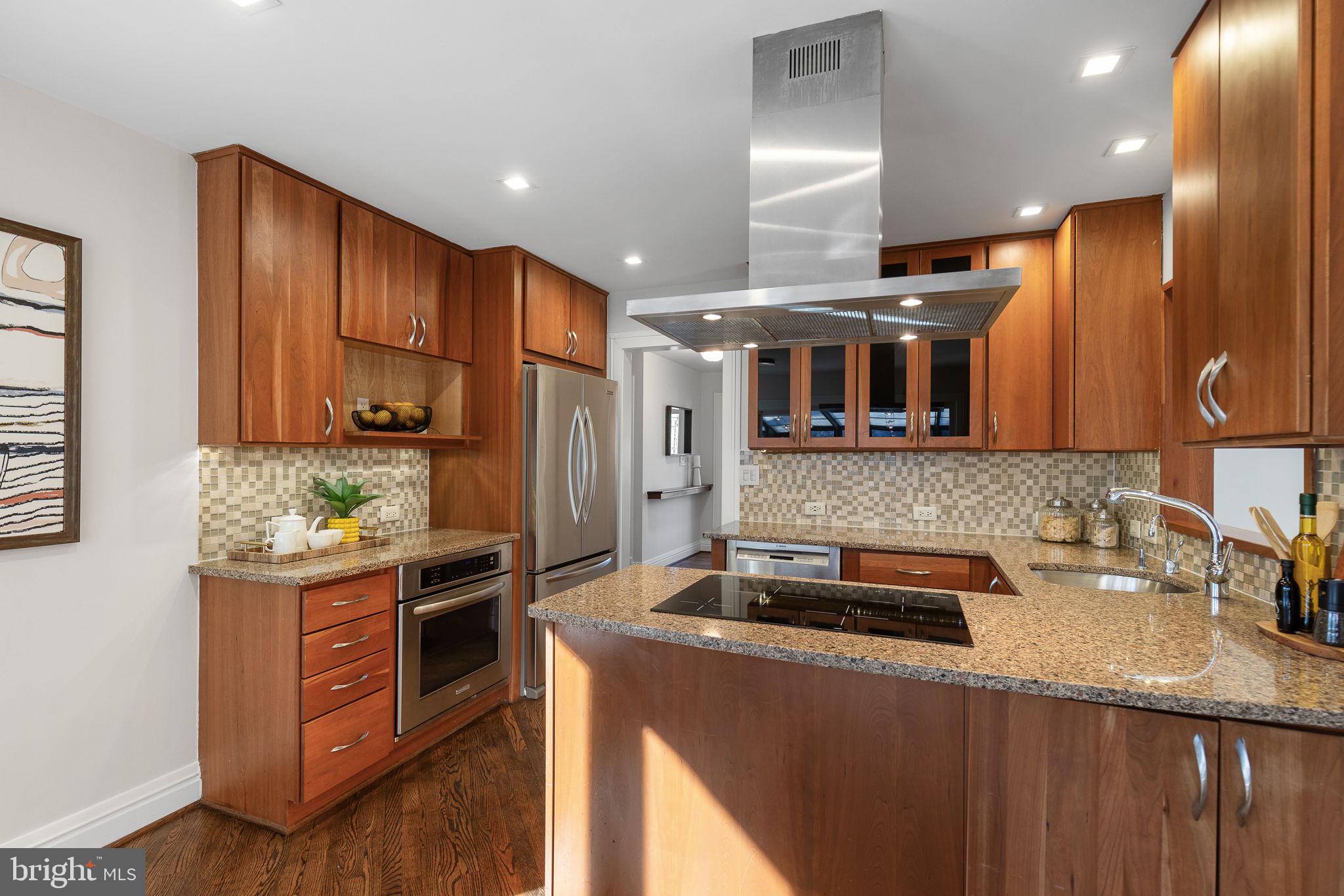 LAKE BARCROFT - Residential