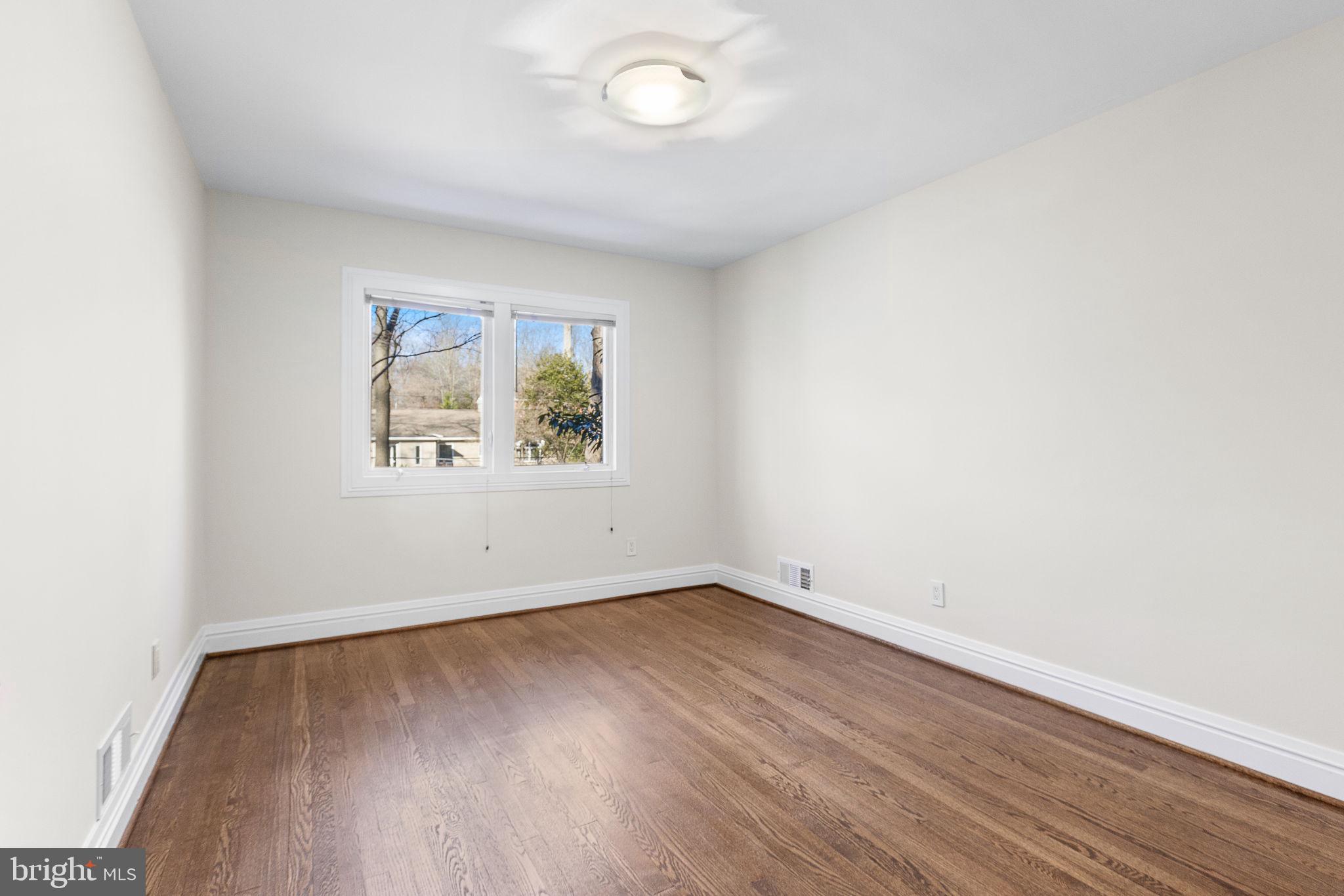 LAKE BARCROFT - Residential