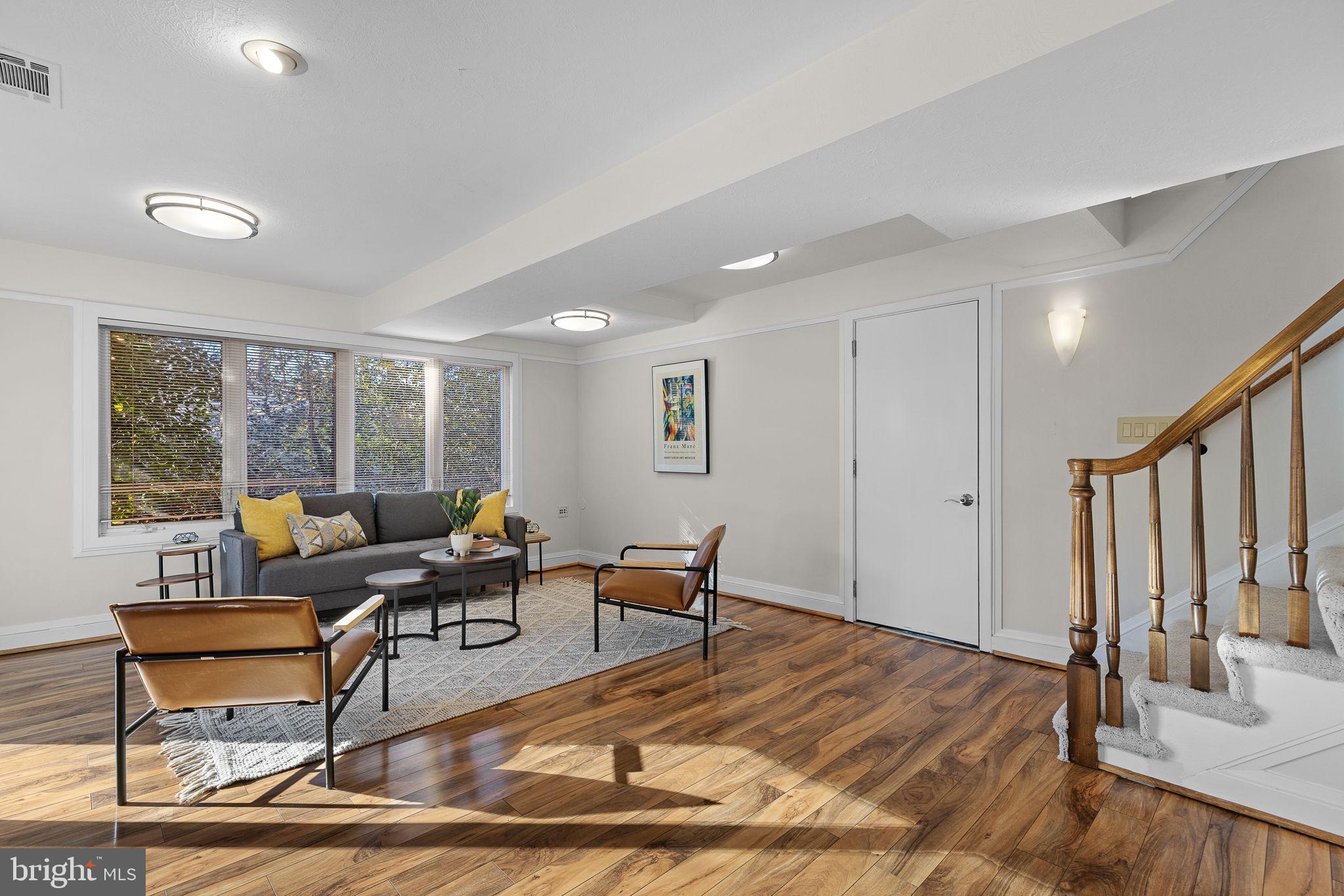 LAKE BARCROFT - Residential