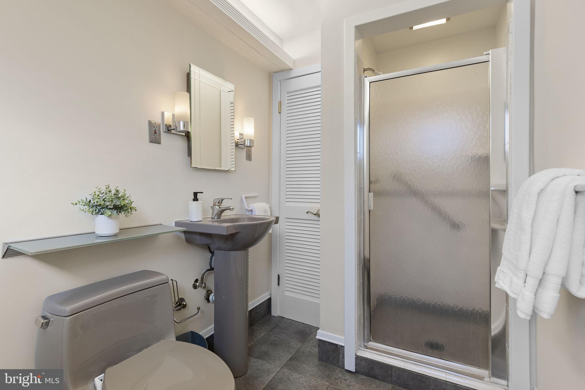 LAKE BARCROFT - Residential