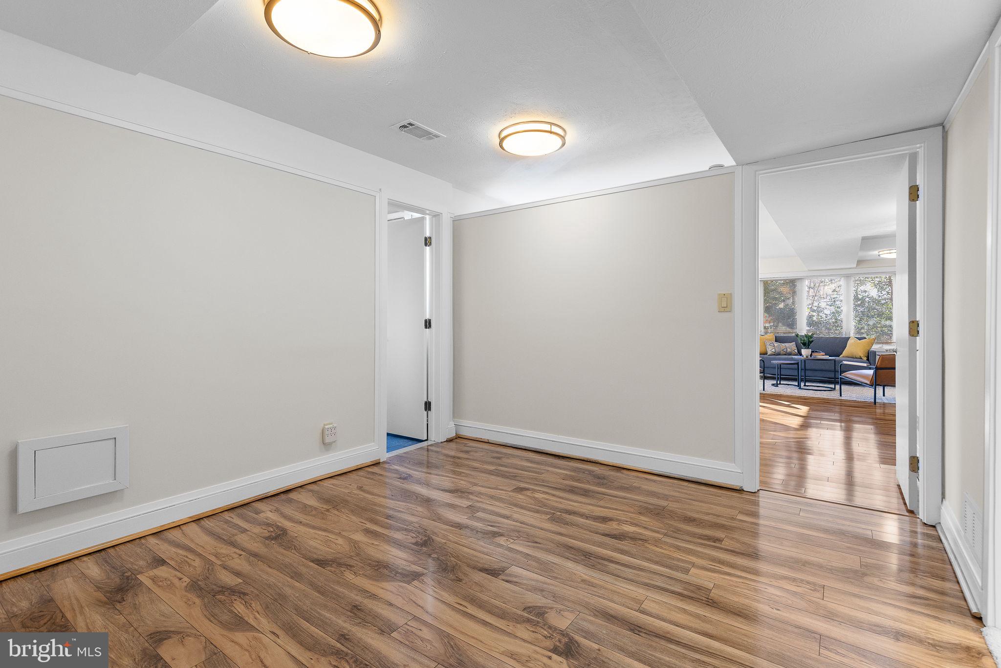 LAKE BARCROFT - Residential