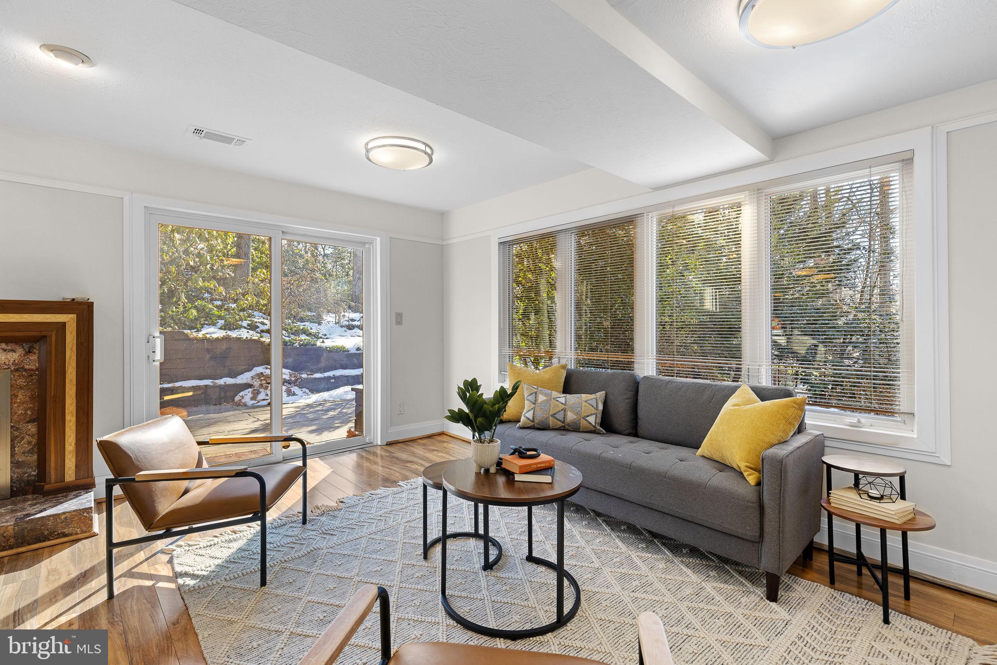 LAKE BARCROFT - Residential