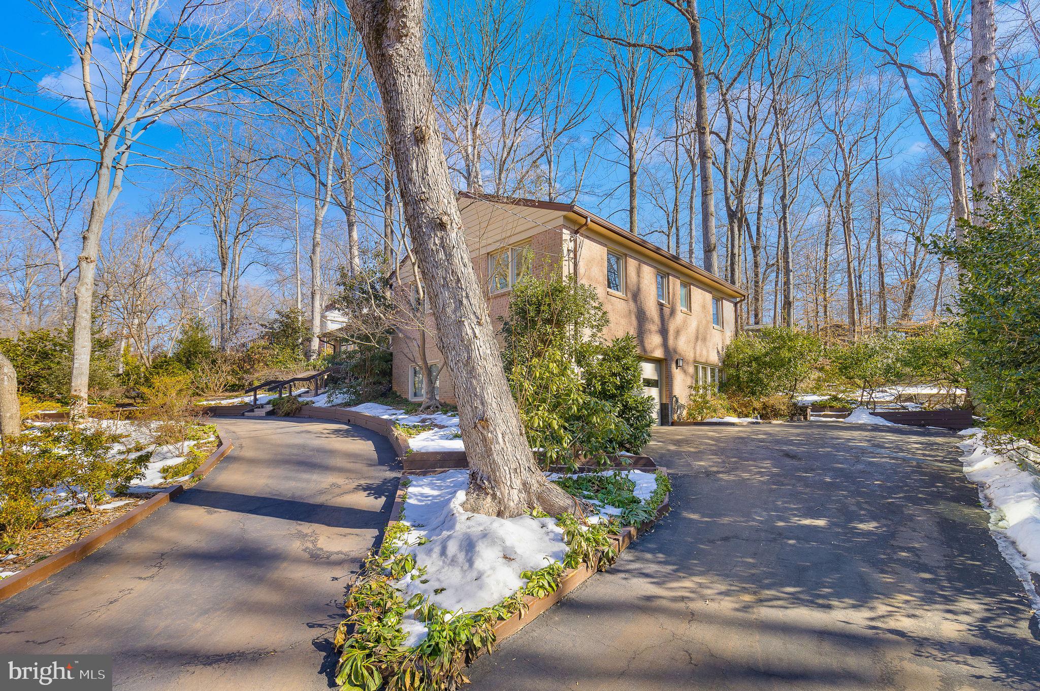 LAKE BARCROFT - Residential