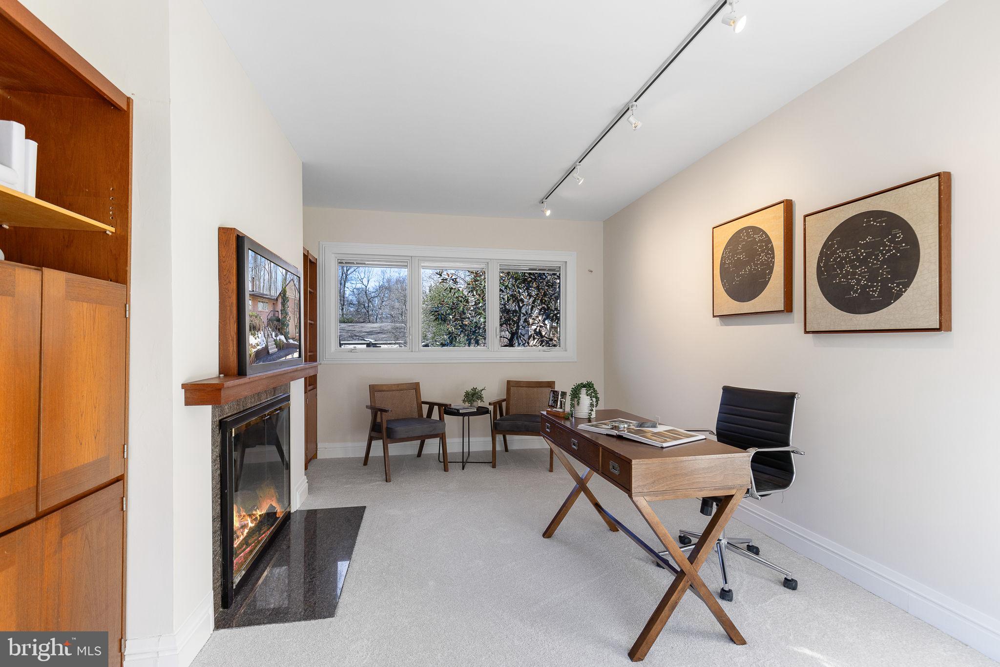 LAKE BARCROFT - Residential