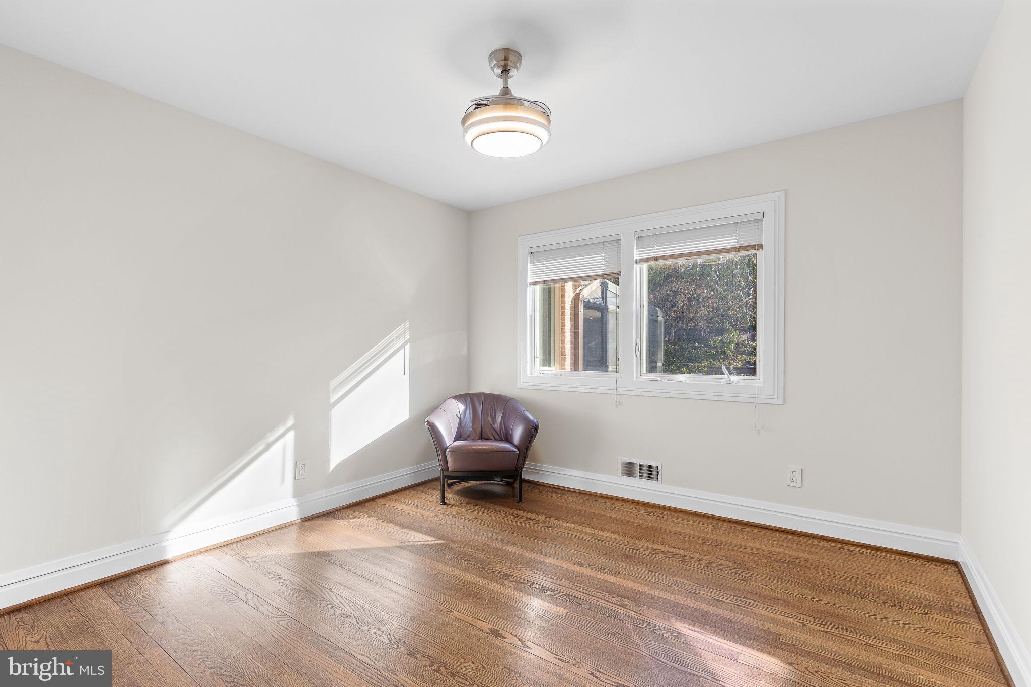 LAKE BARCROFT - Residential