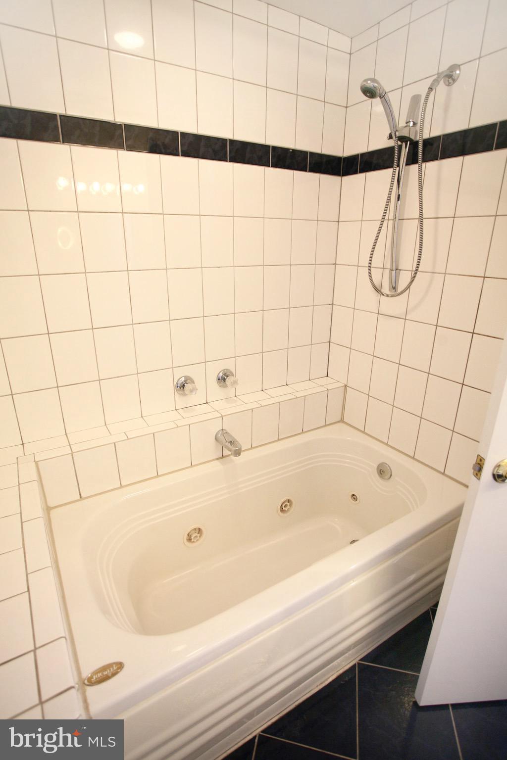 OAKWOOD KNOLLS - Residential Lease