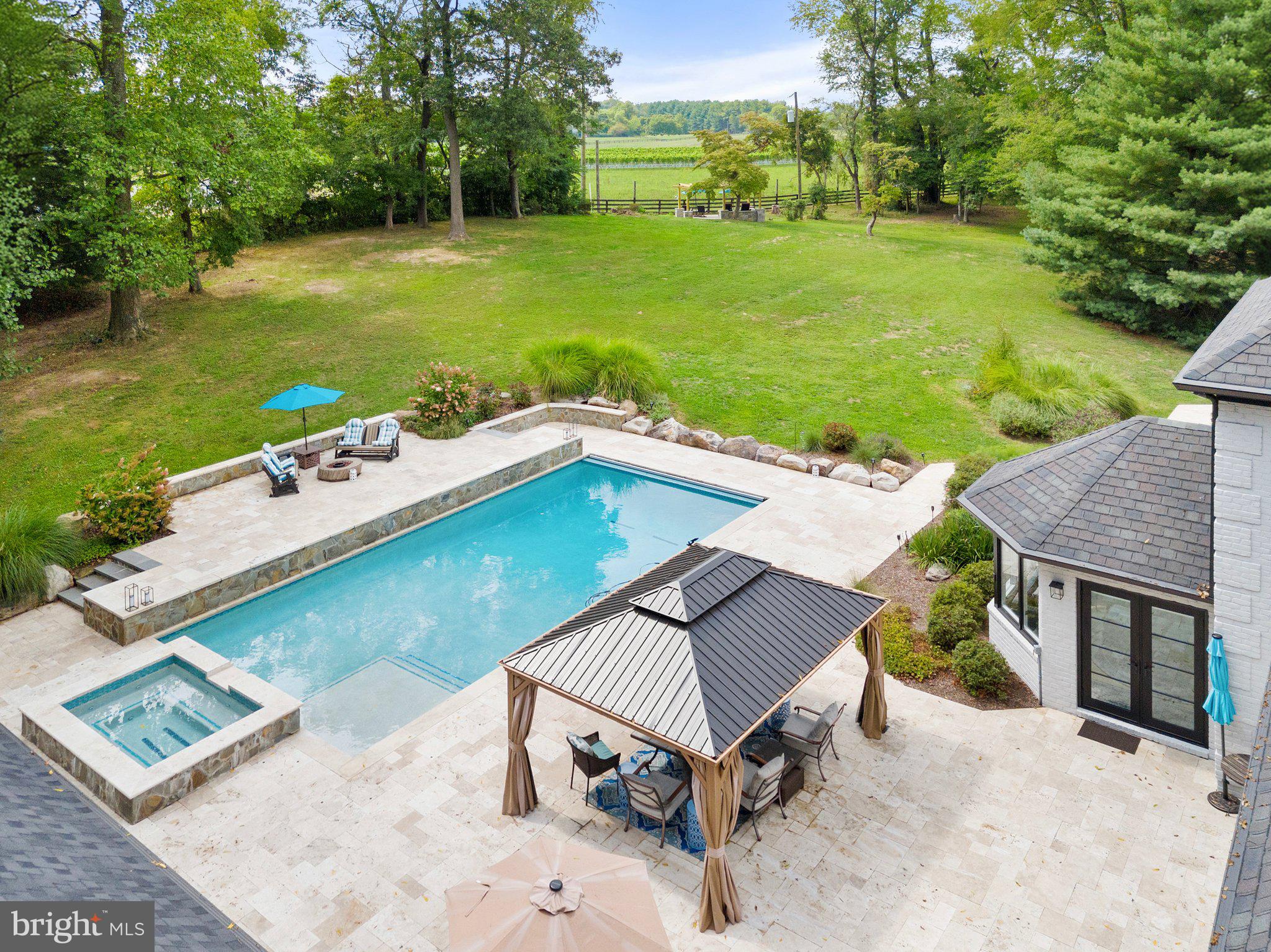 FOUR CHIMNEYS - Residential