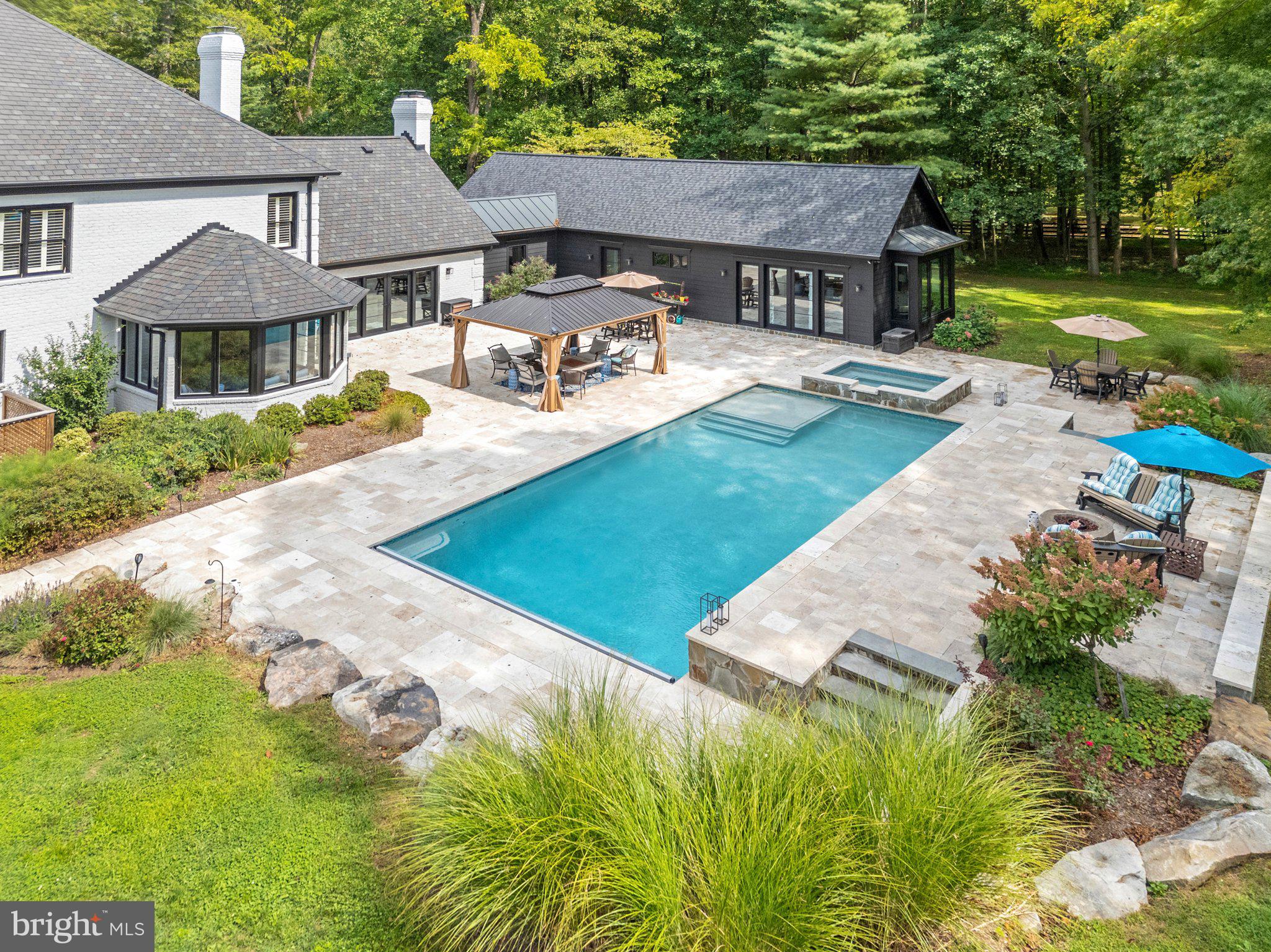 FOUR CHIMNEYS - Residential
