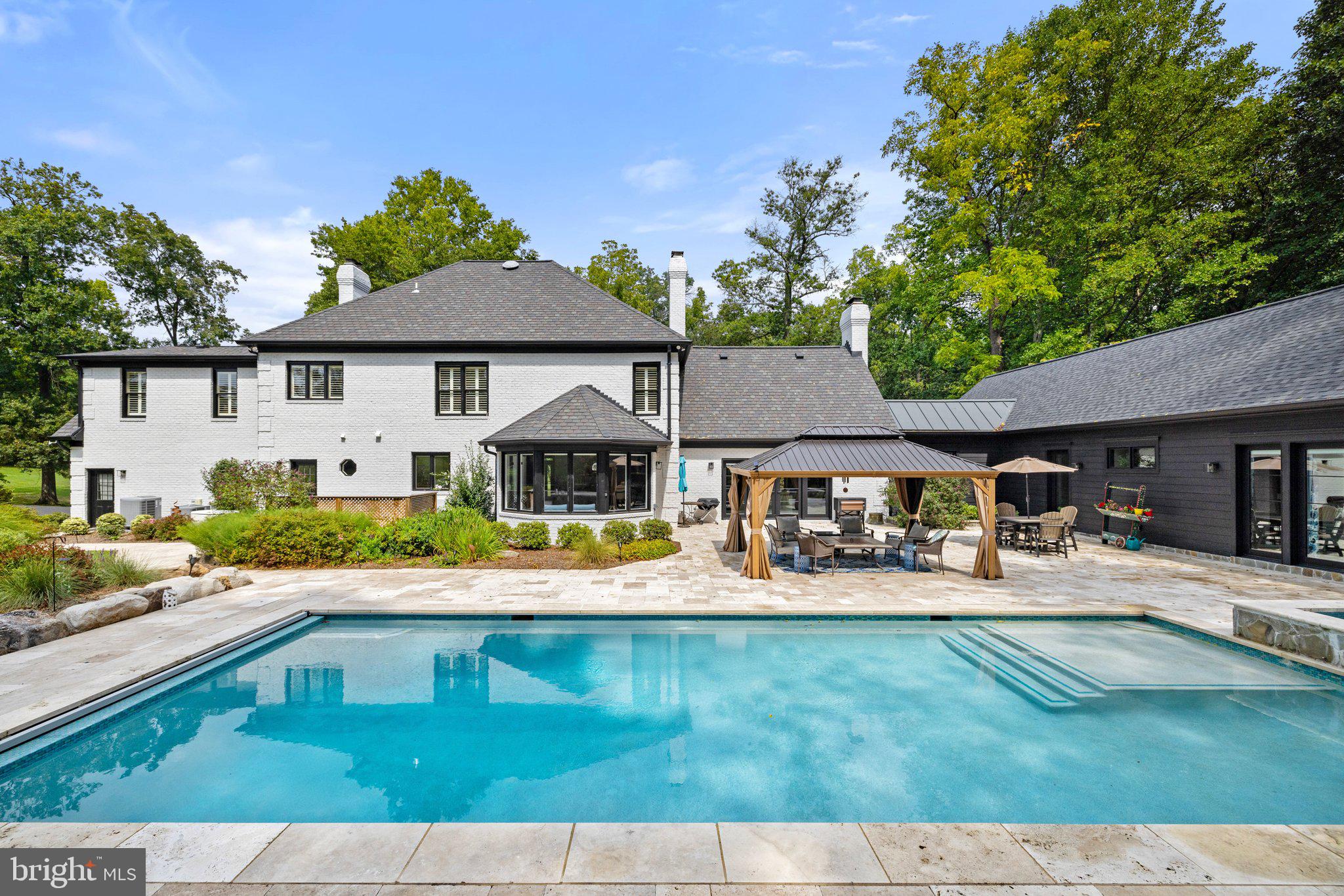 FOUR CHIMNEYS - Residential