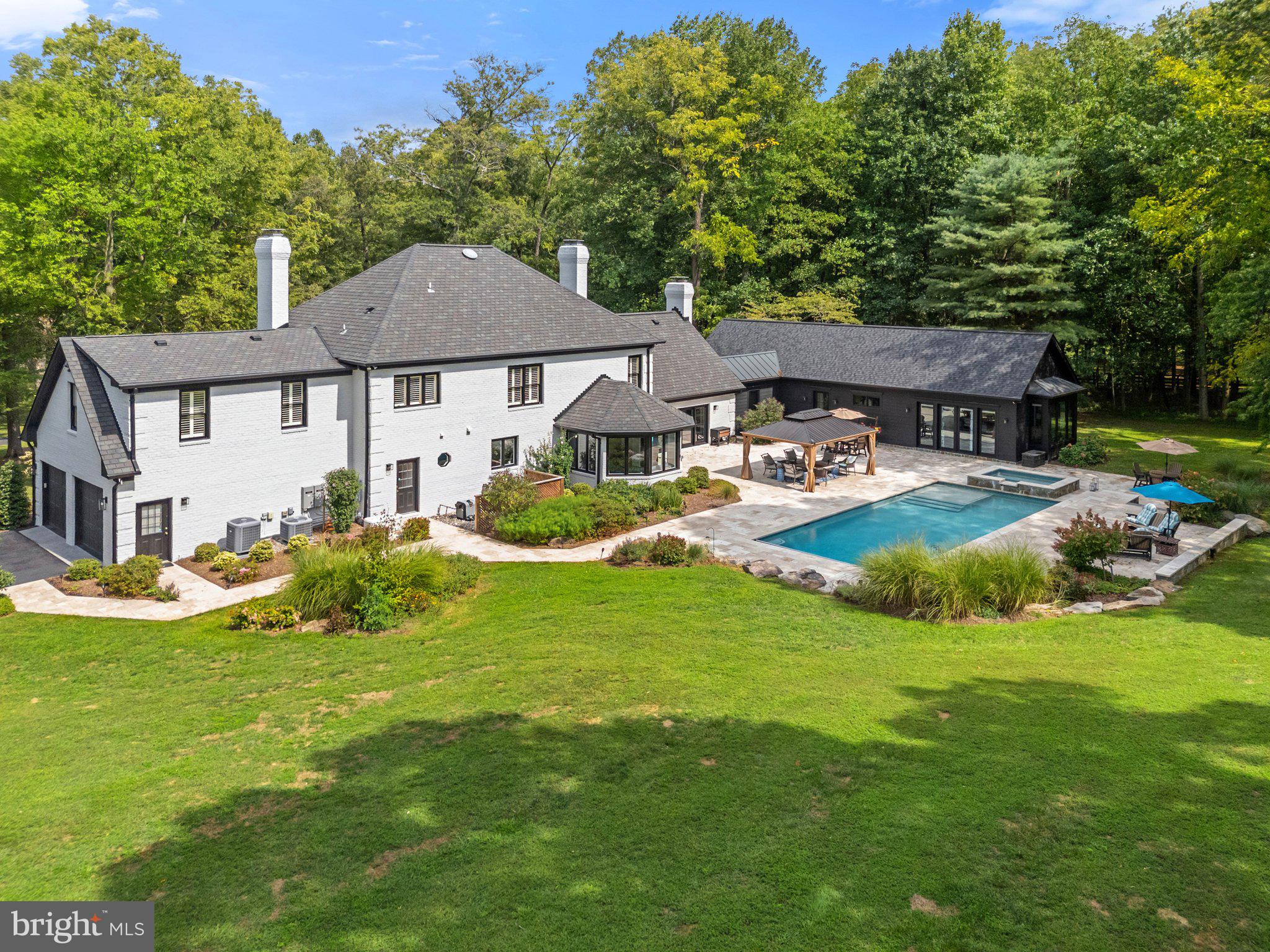 FOUR CHIMNEYS - Residential