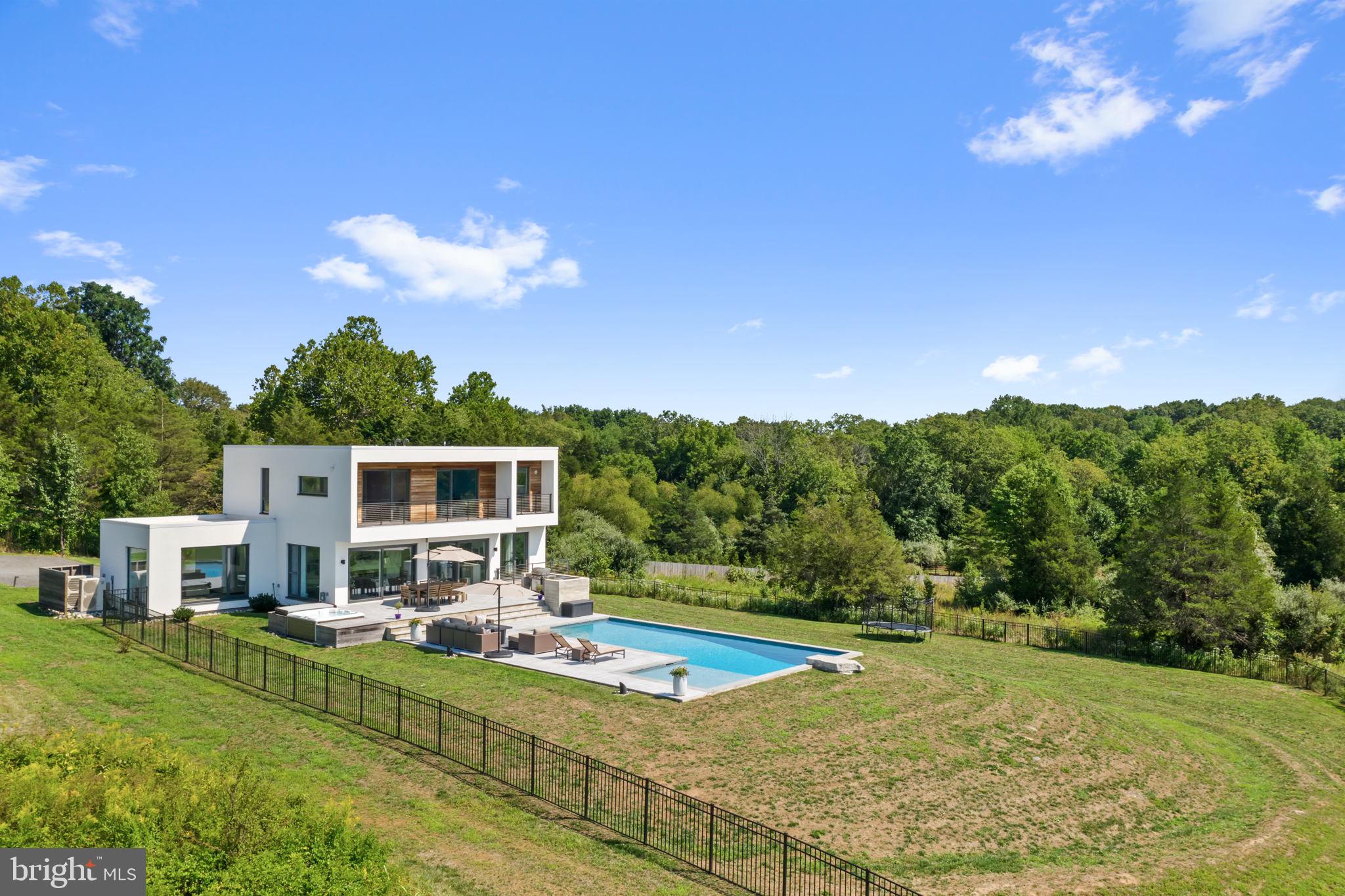 PEBBLE HILL - Residential