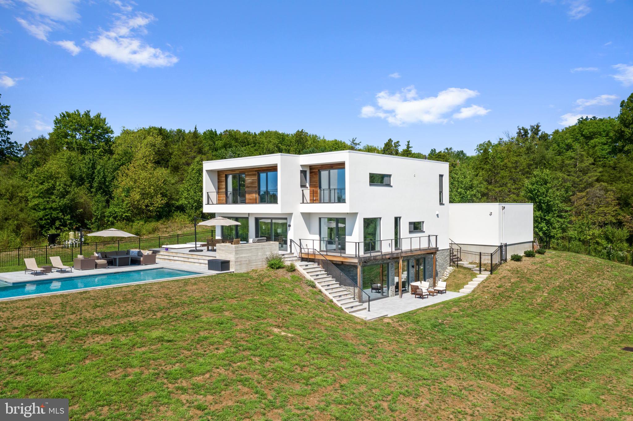 PEBBLE HILL - Residential