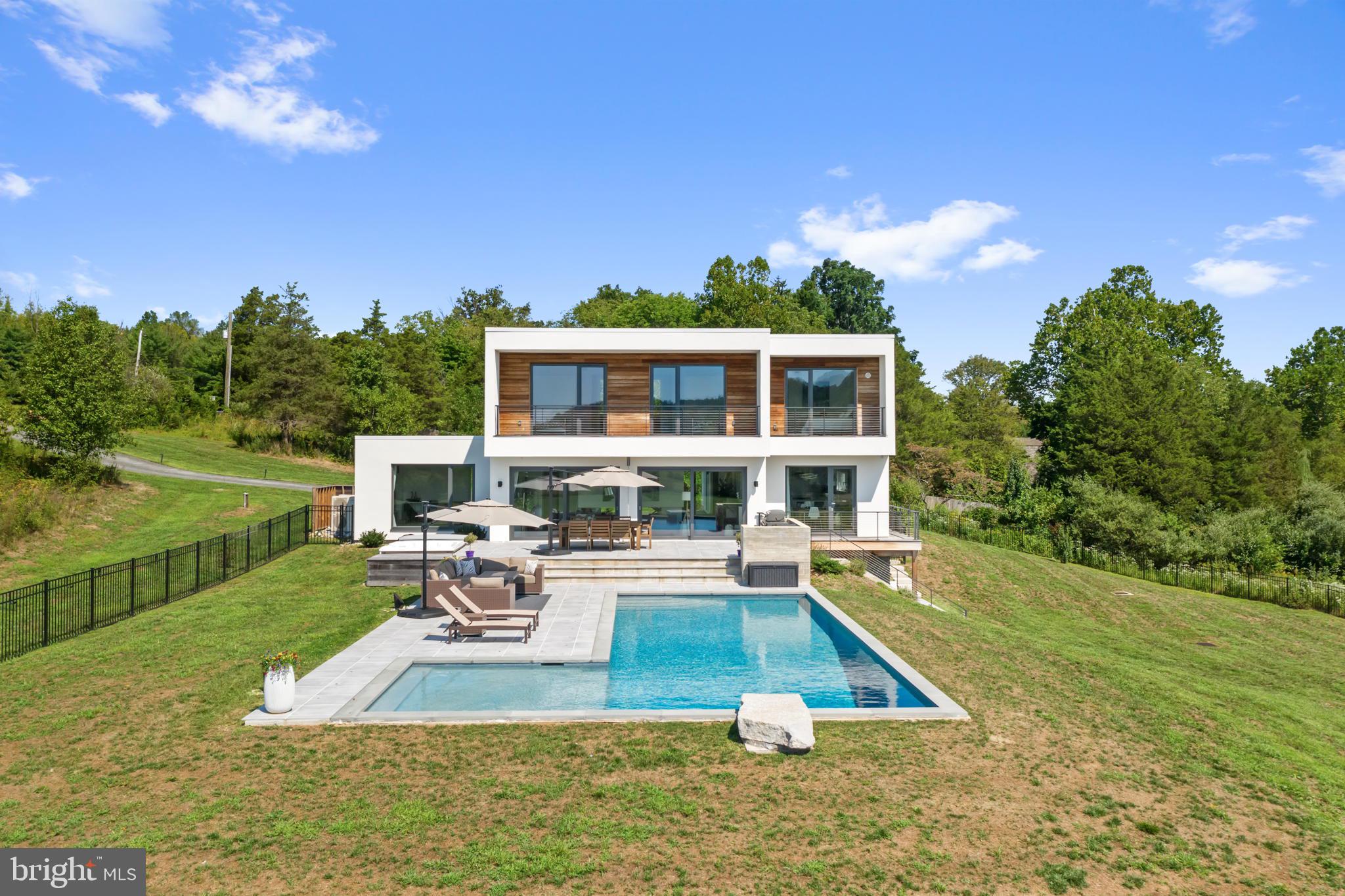 PEBBLE HILL - Residential