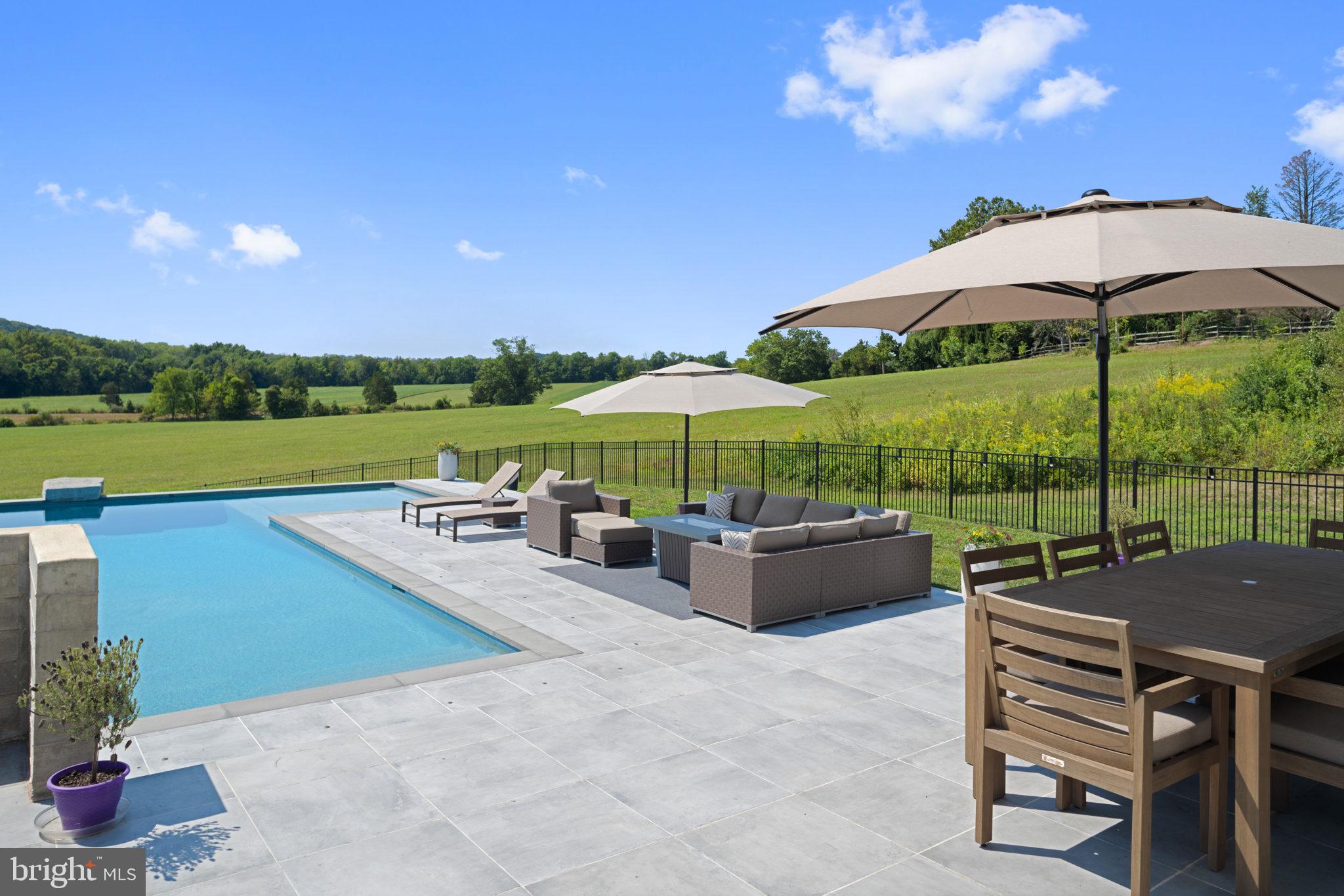 PEBBLE HILL - Residential