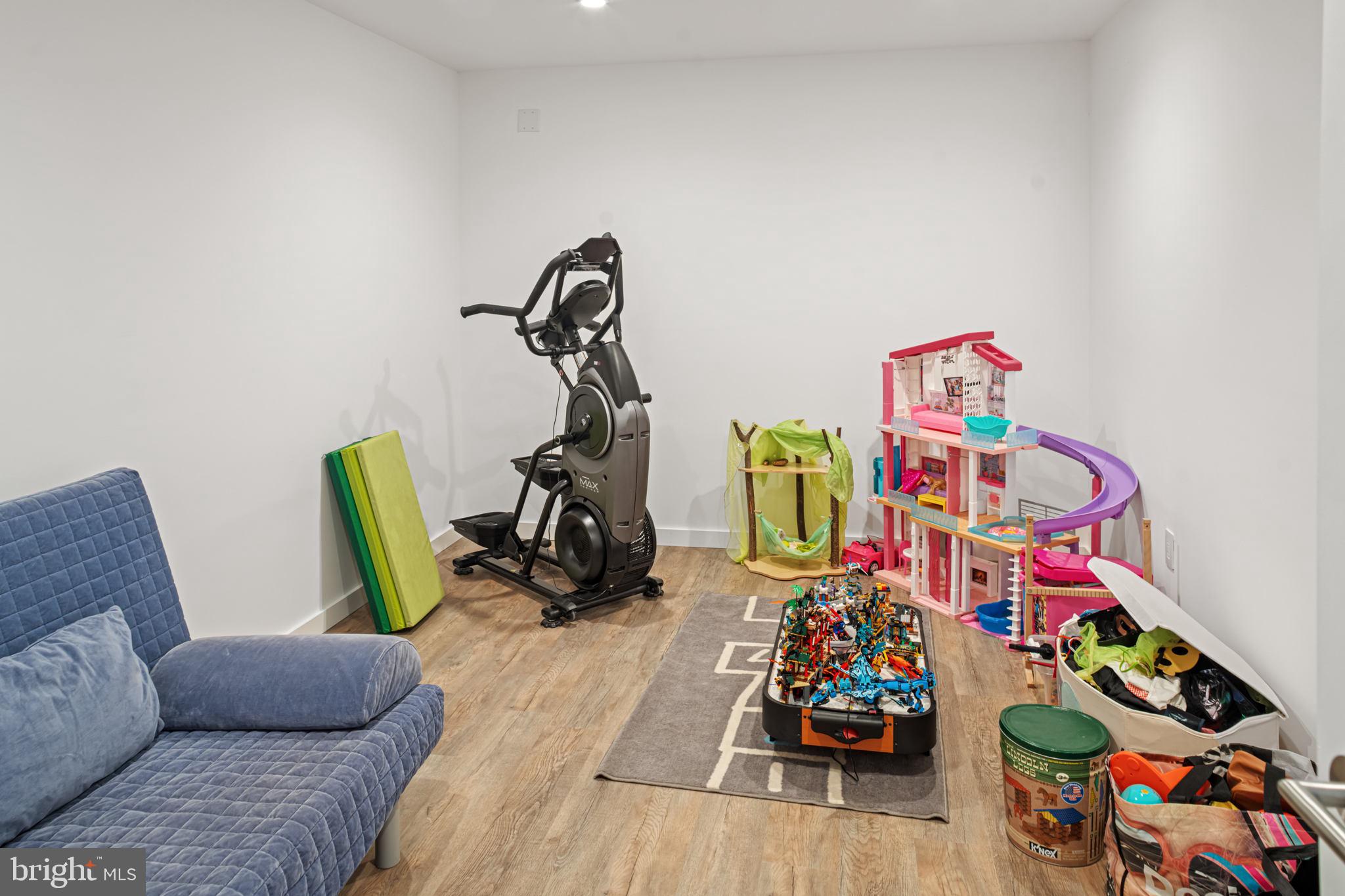 PEBBLE HILL - Residential