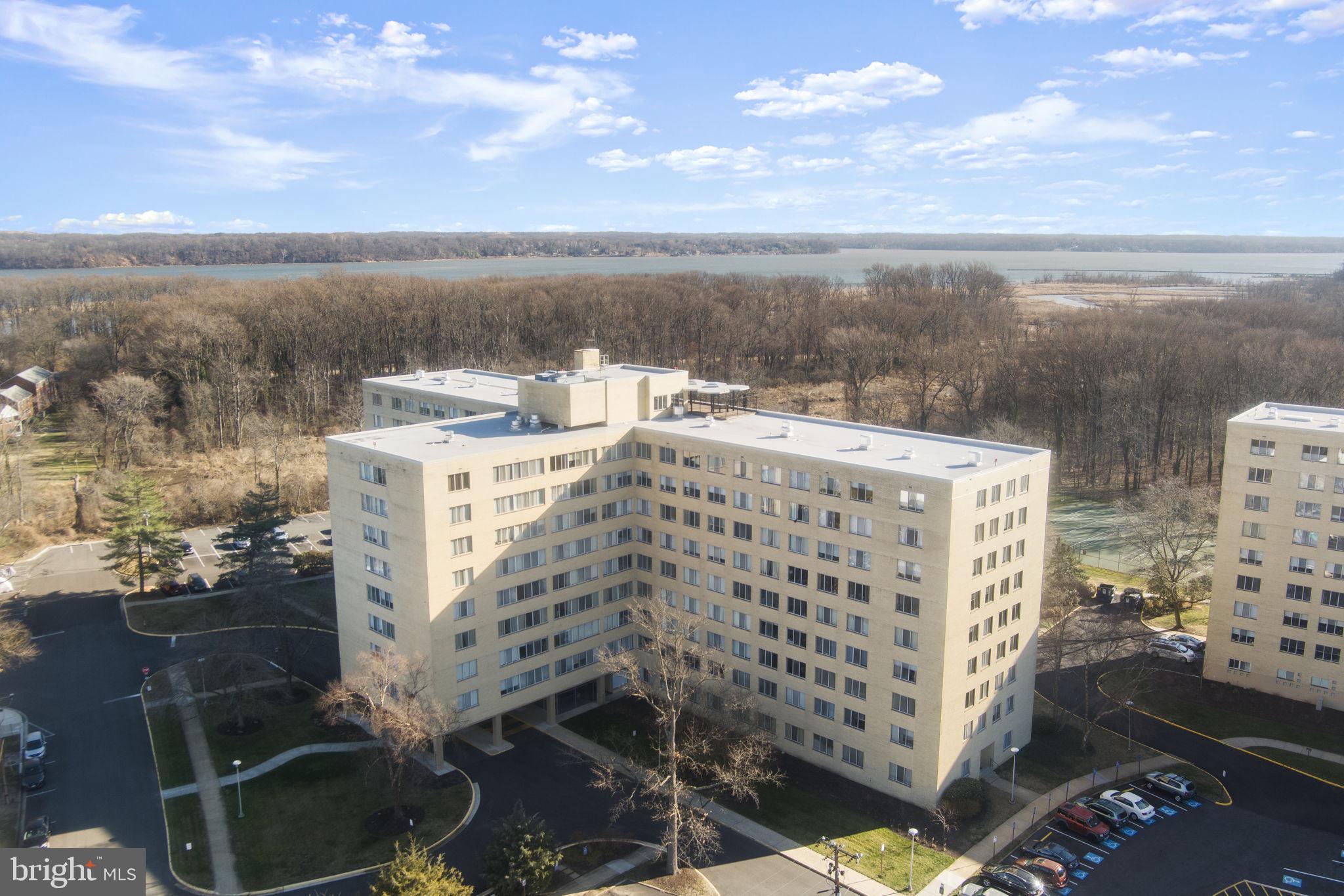 RIVER TOWERS - Residential