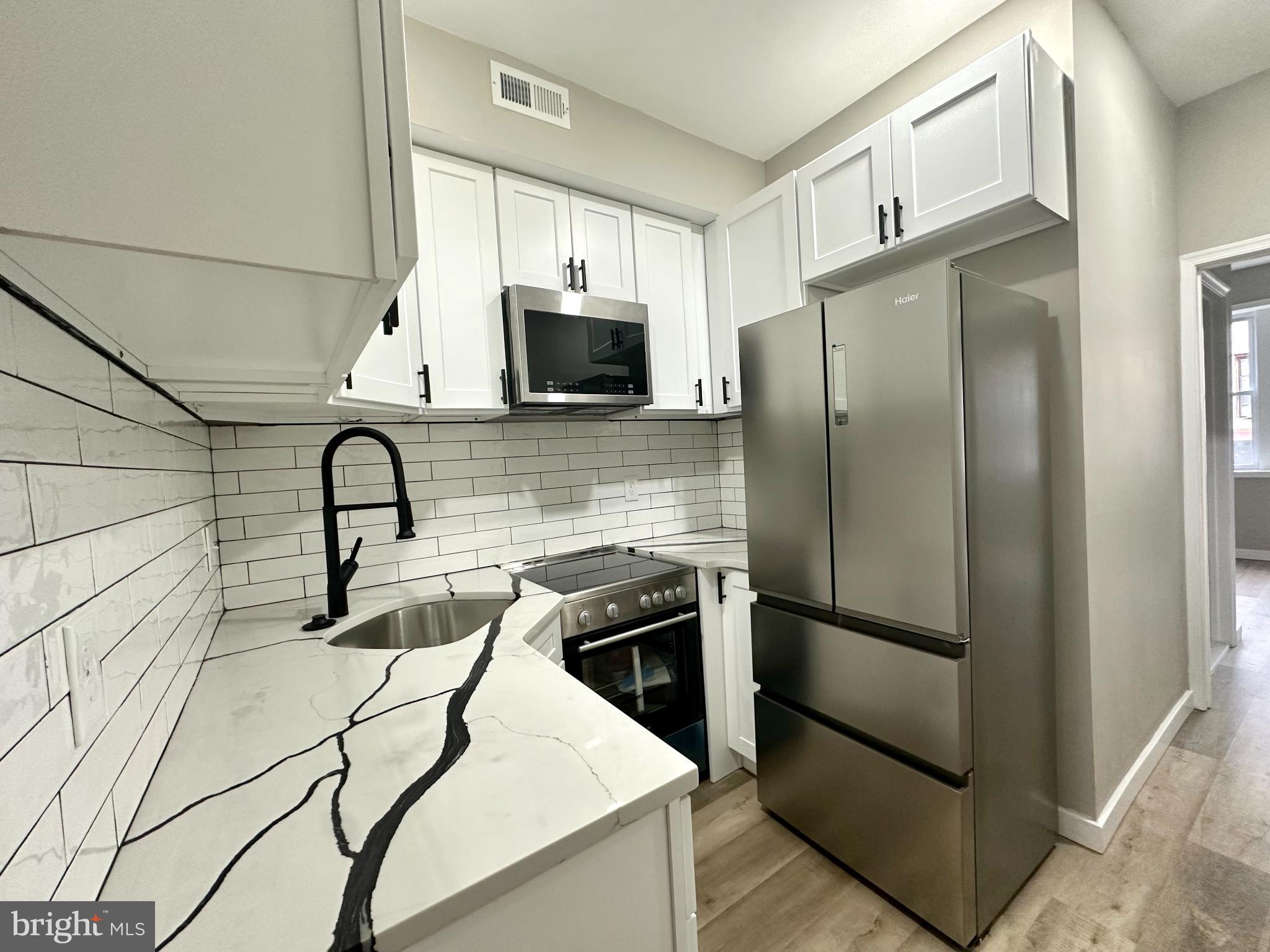 Gorgeous brand New Construction Modern 2 Bedroom, 2 Bath Apartment for Rent!
Live on one of the most desirable blocks of South Street! This stunning, newly built unit offers an unbeatable location just steps from Whole Foods, top restaurants, banks, and a nearby parking garage.
Featuring 2 spacious bedrooms and 2 full bathrooms, the apartment boasts sleek modern finishes throughout. Everything is brand new from the flooring and fixtures to the appliances and design details.
Requirements: Applicants must have good credit.
Don't miss this opportunity to live in the heart of it all!