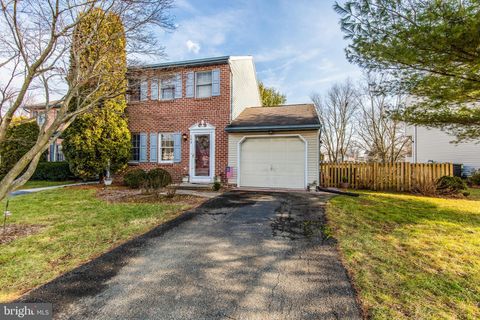 Photo of 143 SHERFIELD CT, ELIZABETHTOWN, PA 17022 (MLS # PALA2029632)