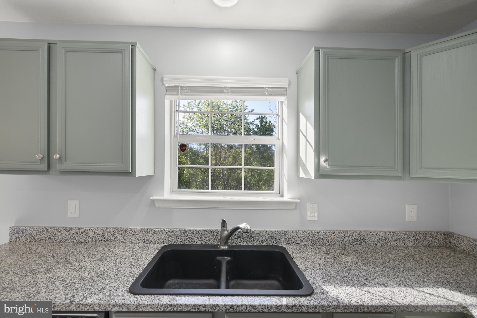 COLONIAL HILLS - Residential
