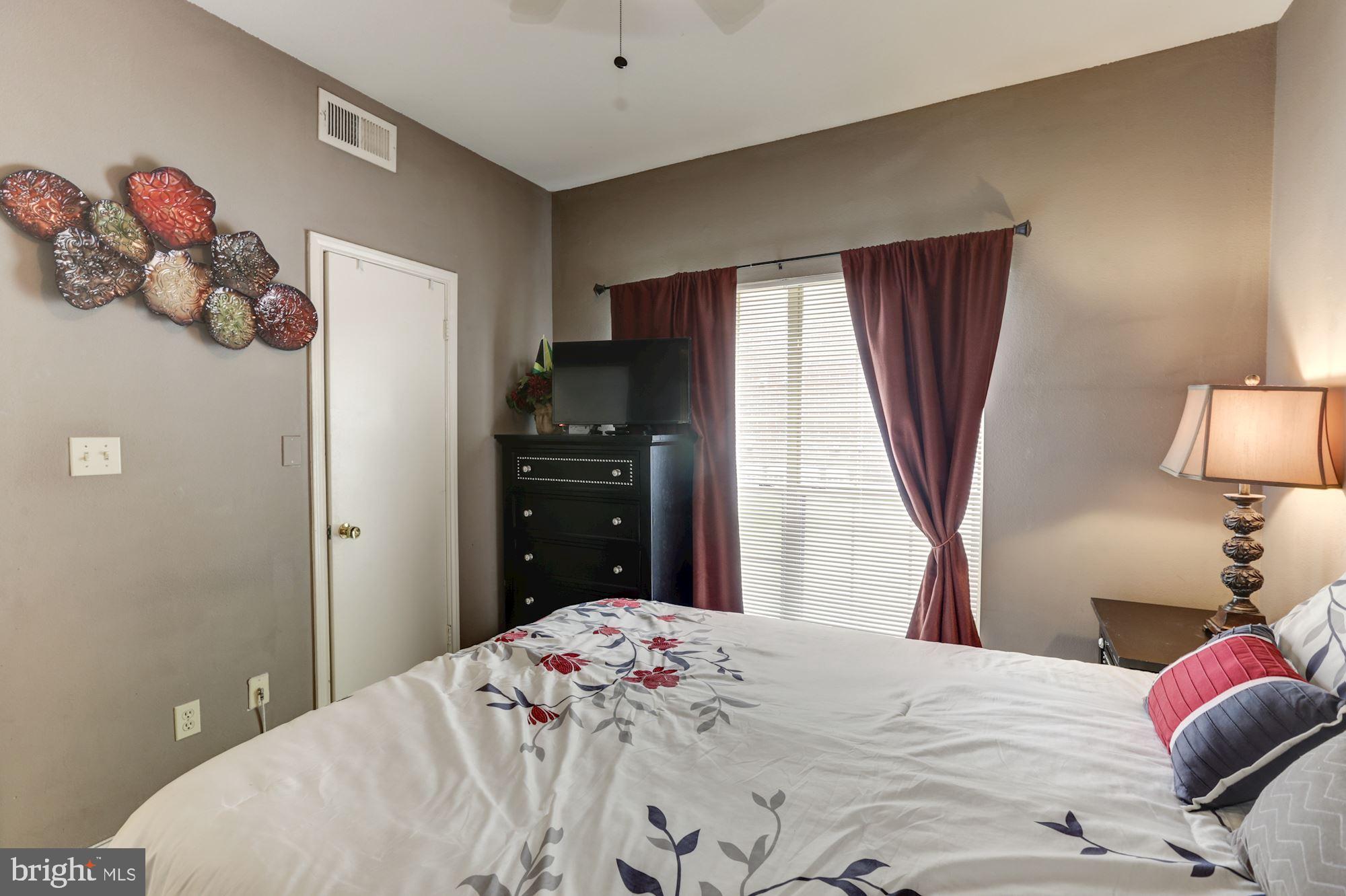 PENDERBROOK SQUARE CONDOMINIUMS - Residential