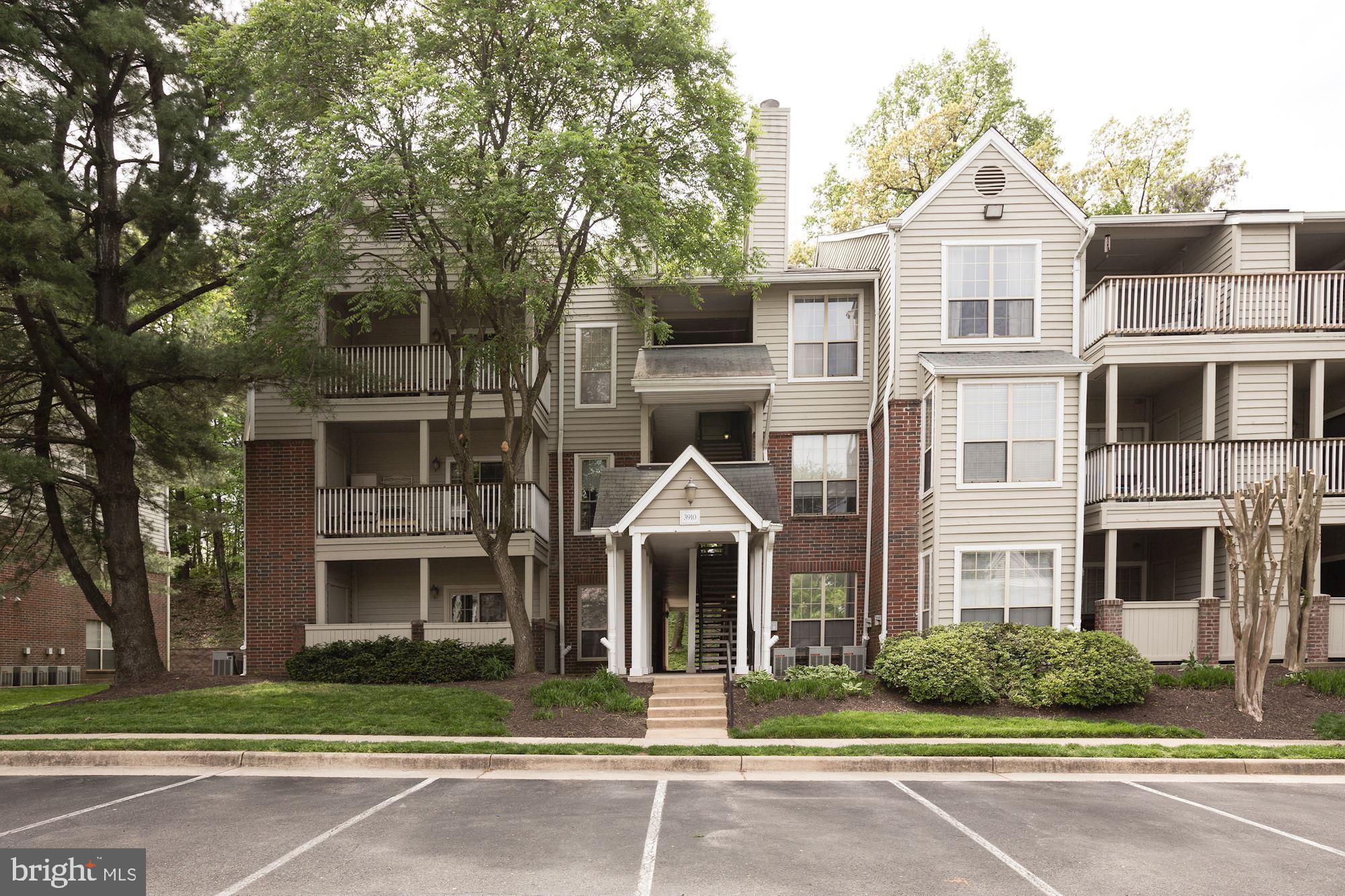 PENDERBROOK SQUARE CONDOMINIUMS - Residential