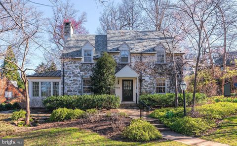 Photo of 5605 YORK LN, BETHESDA, MD 20814 (MLS # MDMC2085322)
