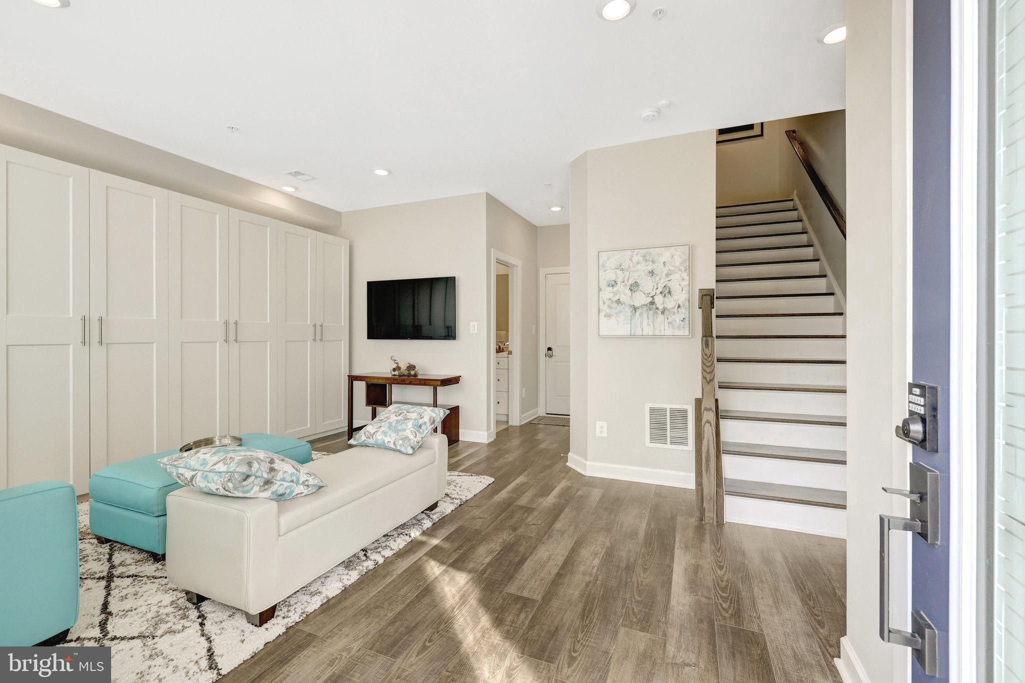 109 MARKET SQUARE NW 33