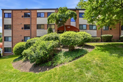 Photo of 3300 S 28th Street #402, ALEXANDRIA, VA 22302 (MLS # VAAX2061156)
