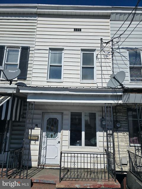 Townhouse For Sale - 427 W Market Street<br/> MAHANOY CITY, PA 17948