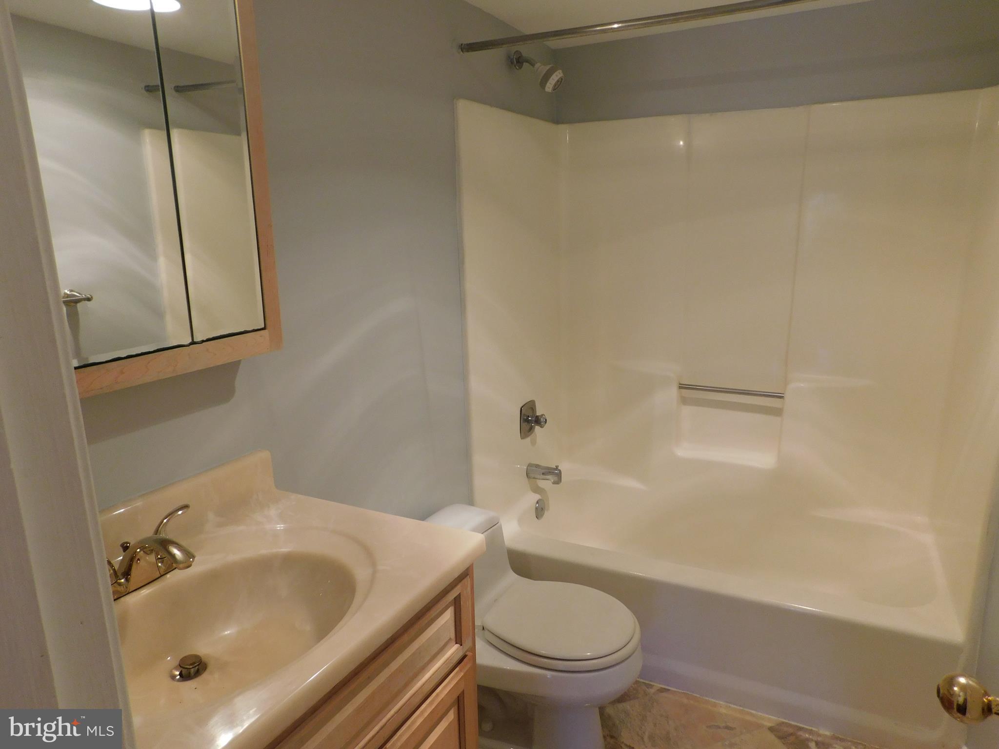 LAKESIDE PLAZA - Residential Lease