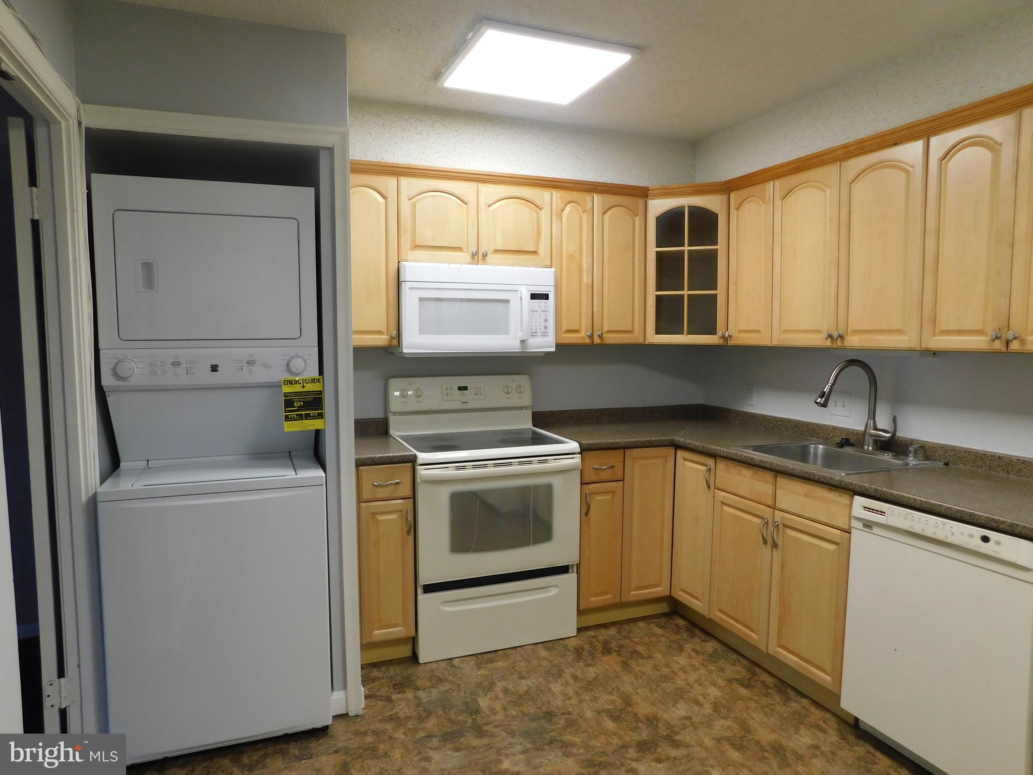 LAKESIDE PLAZA - Residential Lease