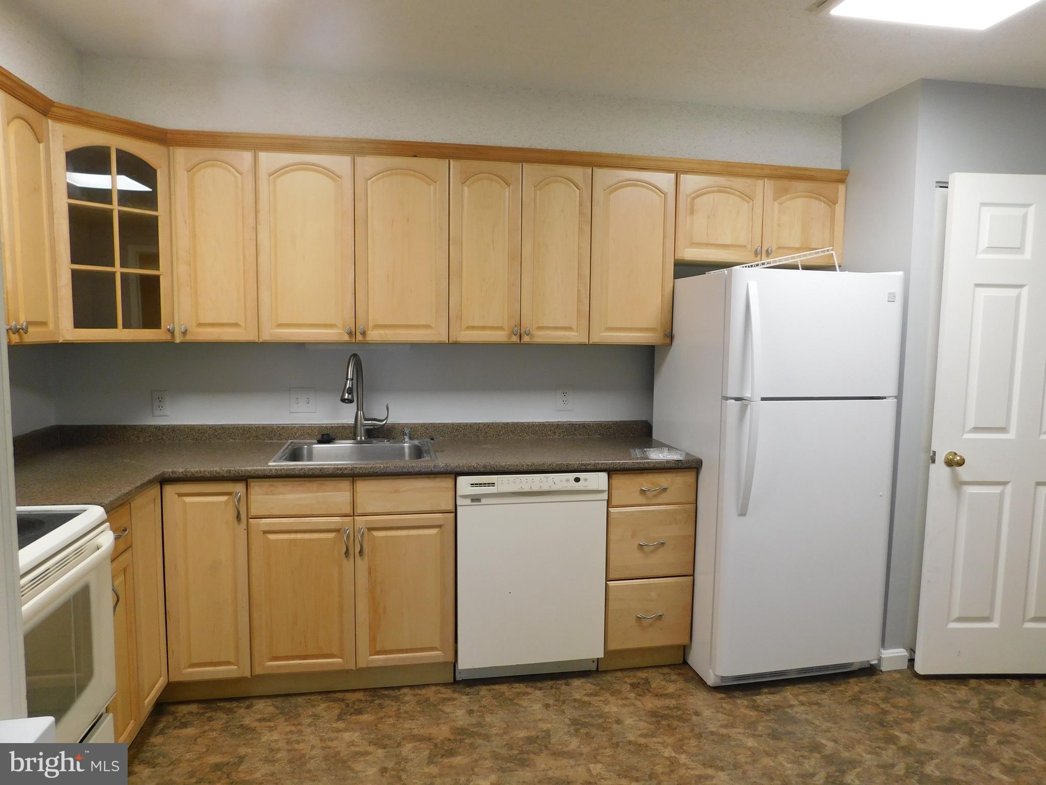 LAKESIDE PLAZA - Residential Lease