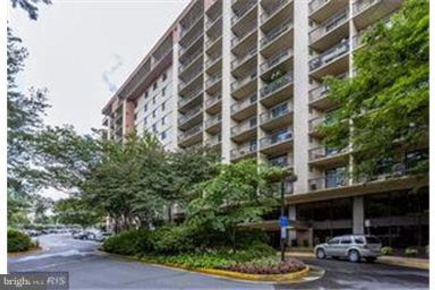 Excellent location close to shopping center, restaurants & public transportation  Great community with MANY amenities Upscale condo with indoor and outdoor pools, spa,exercise room ,weight room,convenient store and much more. Bus at the entrance to Pentagon & Metro   2 Large Bedrooms/ 2 Bathrooms  Very bright & Spacious  Open Floorplan  Washer & Dryer inside the unit  NEW appliances(washer/dryer & refrigerator!! 1 Parking includes and plenty of visitor parking space  24 Hours concierge & more