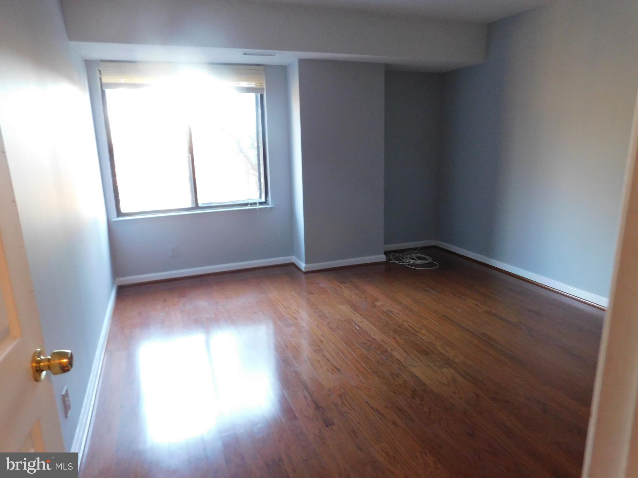 LAKESIDE PLAZA - Residential Lease