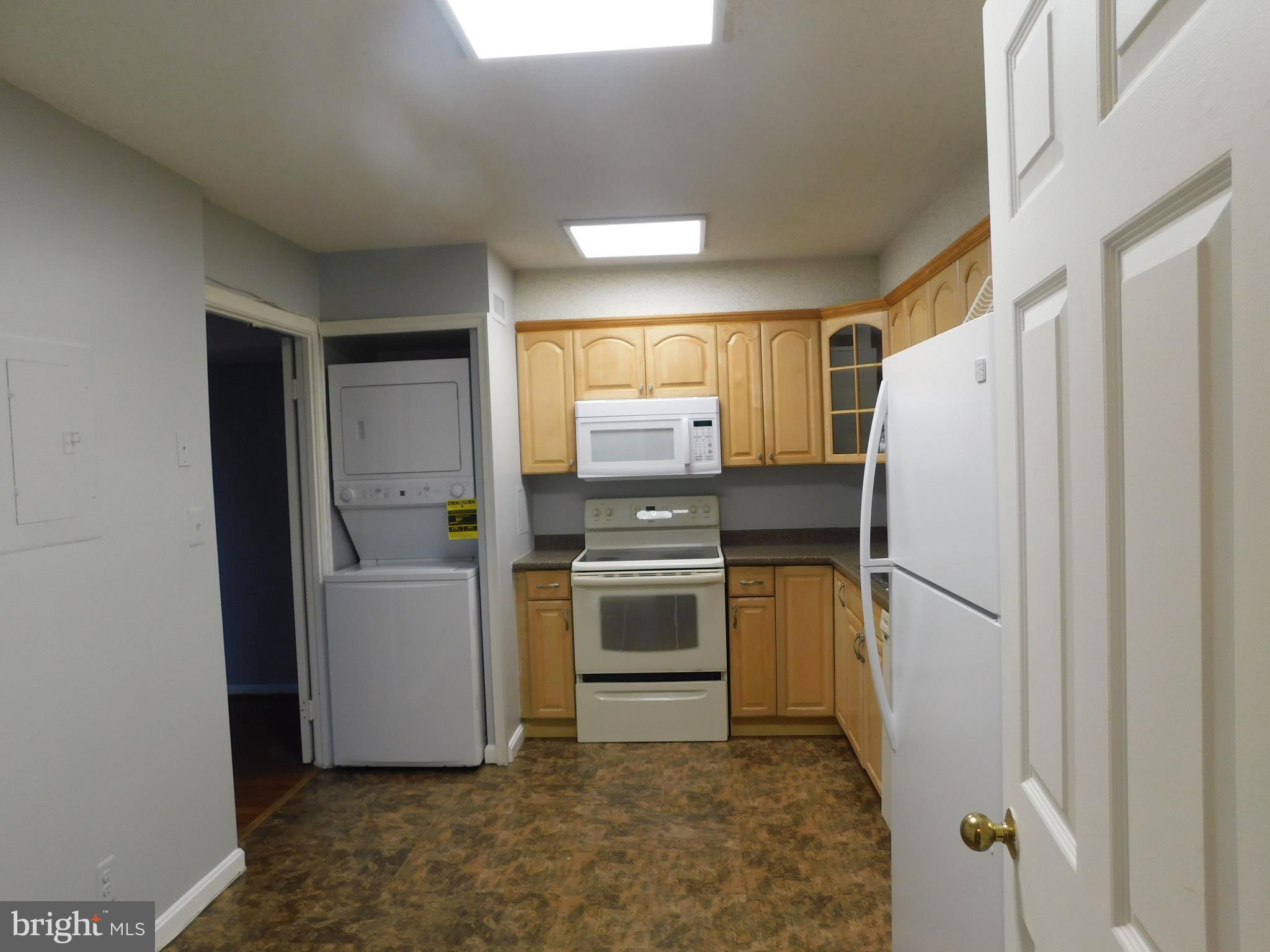 LAKESIDE PLAZA - Residential Lease