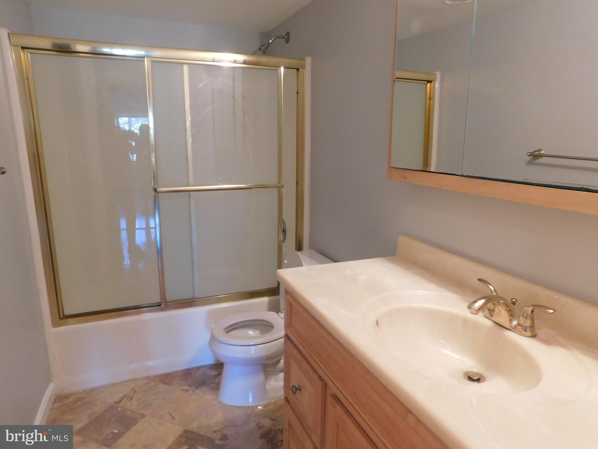 LAKESIDE PLAZA - Residential Lease