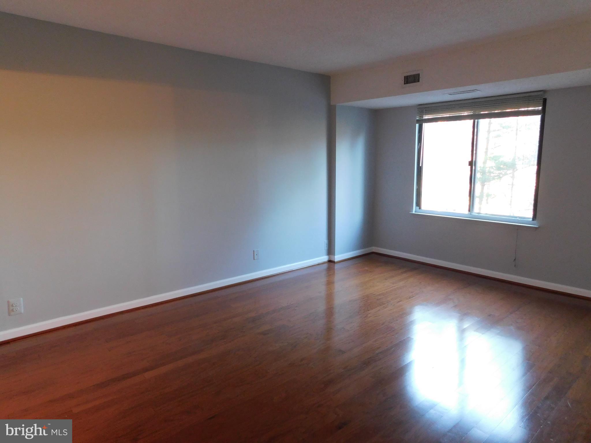 LAKESIDE PLAZA - Residential Lease