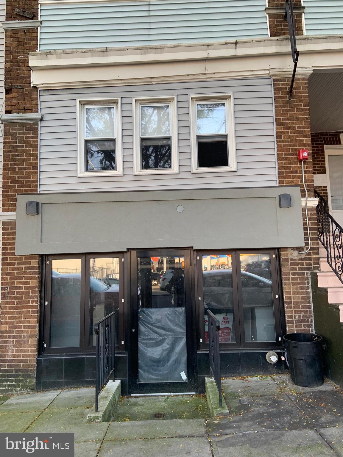 Looking for retail/office space, check this out. This is newly renovated space for any business you can imagine at busy section of Walnut hill neighborhood. Features, full bathroom, Mimi kitchen area, ductless AC/Heat installed, new tile floor. Ready to move in. schedule your showing Today.