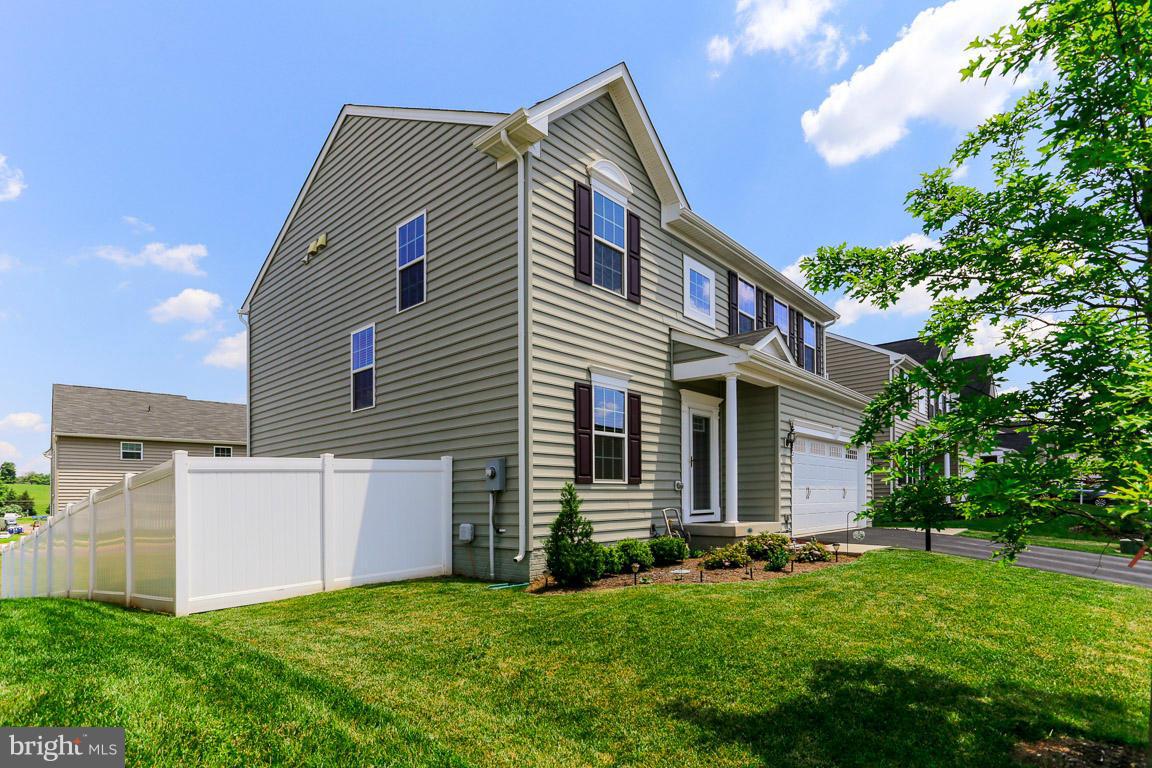 THREE FLAGS - Residential