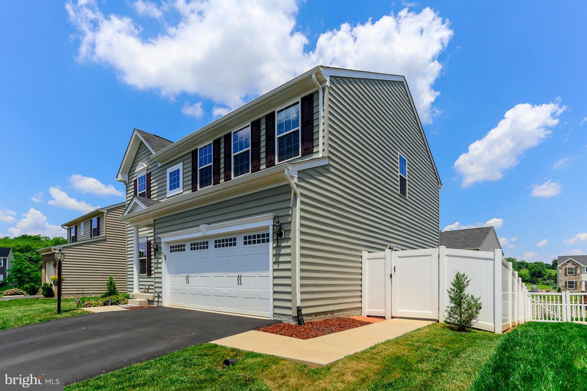 THREE FLAGS - Residential