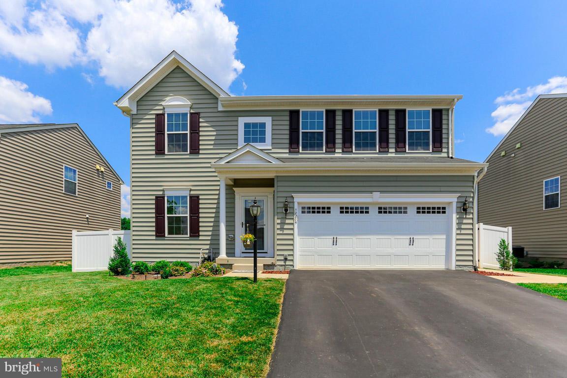 THREE FLAGS - Residential